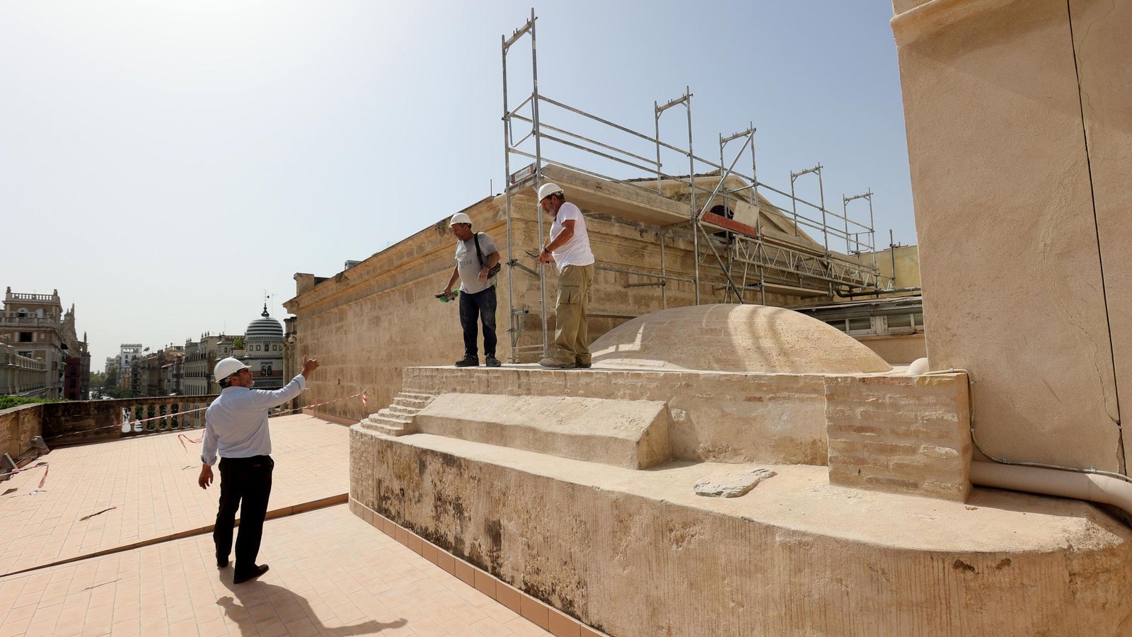 Los trabajos en los grandes frontones de la Sala Capitular Alta.