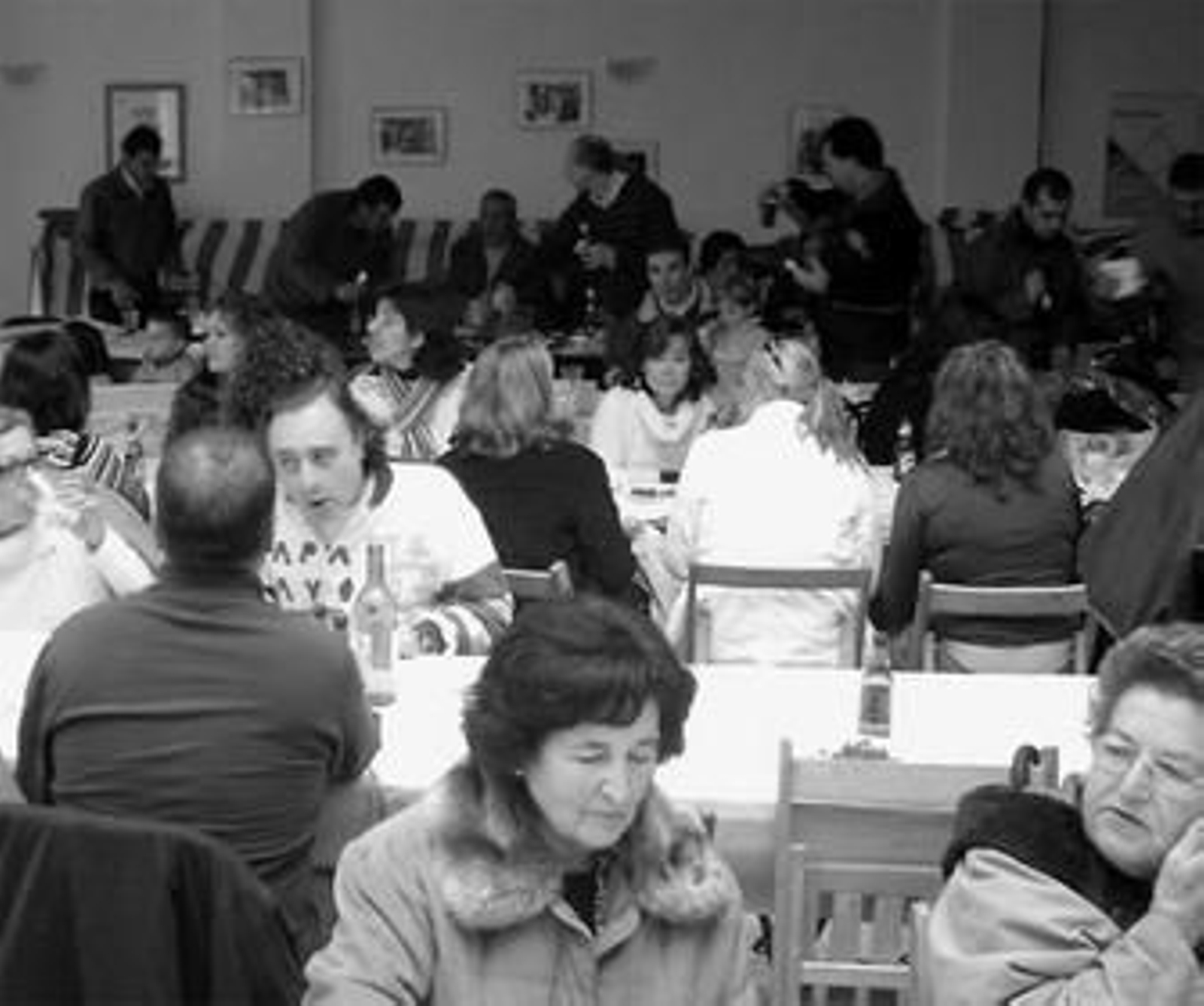 Casi todo el pueblo participa en la preparación de las migas solidarias, una cita gastronómica que congrega a un gran número de público.