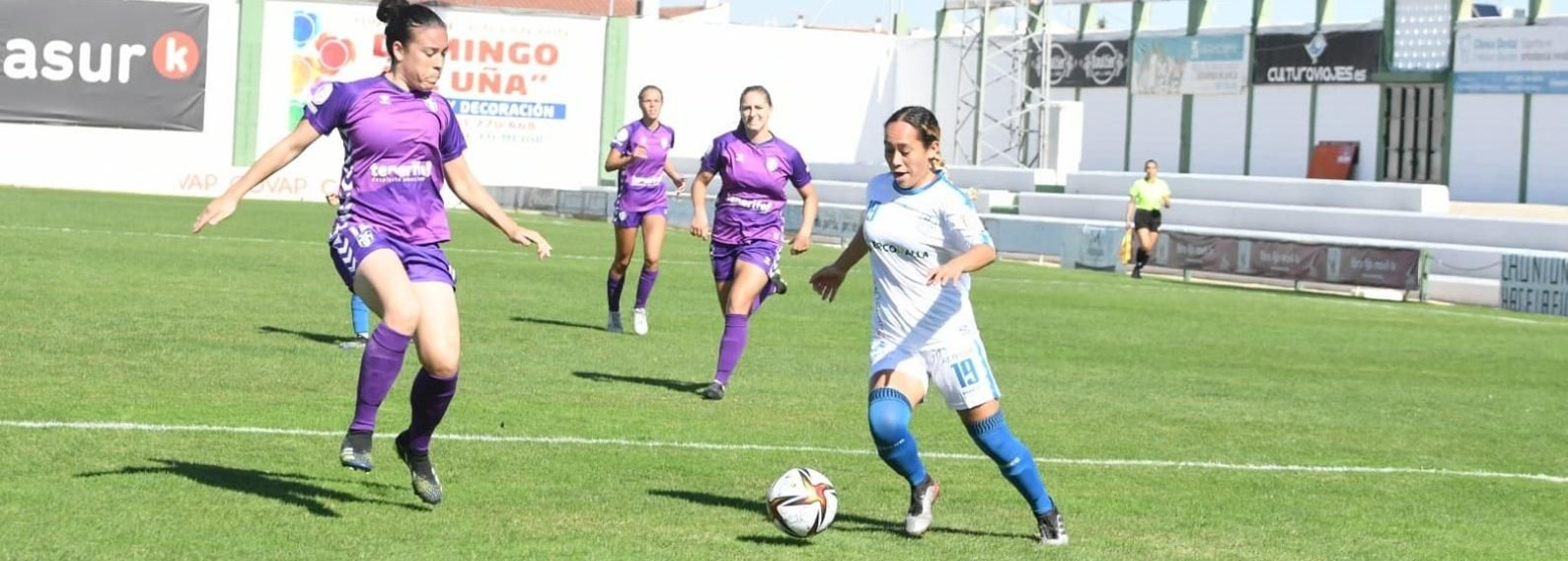 Eva intenta marcharse de la presión de una rival tinerfeña.