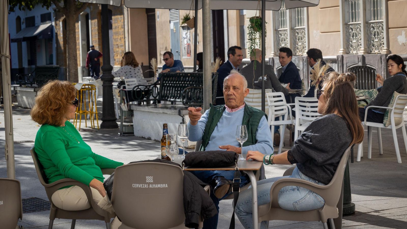 En primer término, una de las mesas al aire libre del Bar Zapata. En primer término, una de las mesas al aire libre del Bar Zapata.