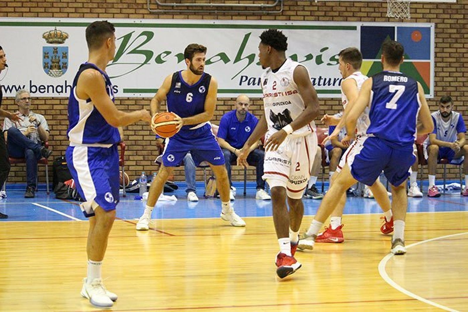 Lance del partido entre el CB Marbella y el Juaristi ISB.