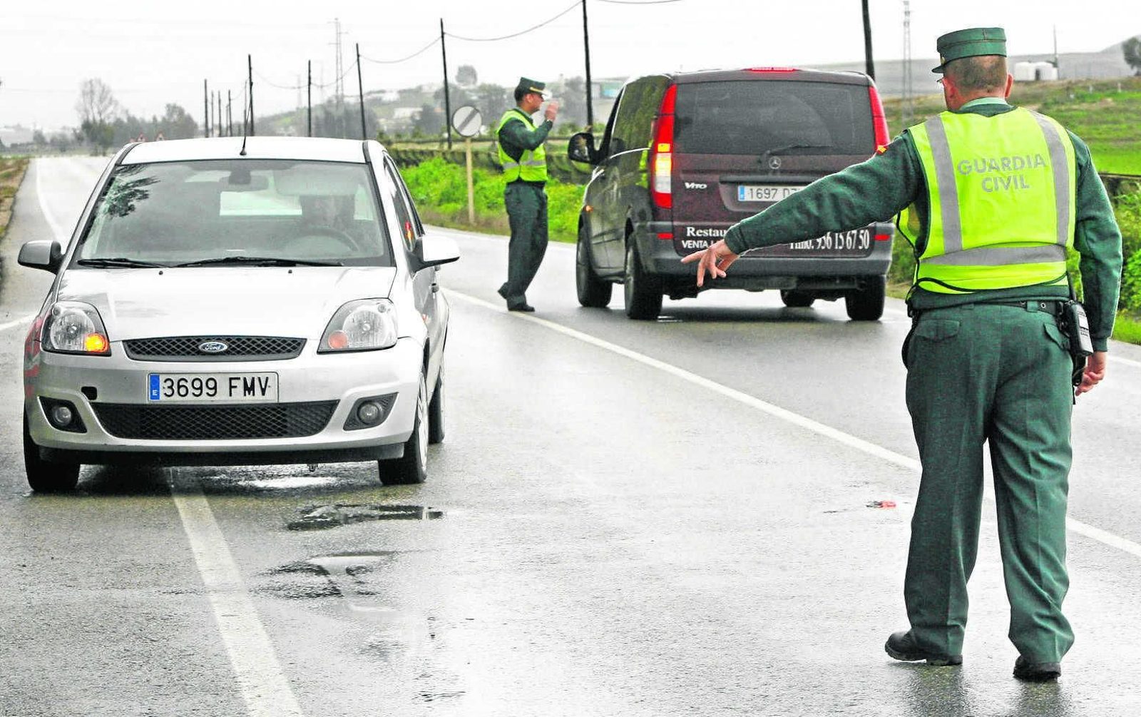 Agentes de la Guardia Civil hacen un control de documentación en la zona rural de Jerez. Agentes de la Guardia Civil hacen un control de documentación en la zona rural de Jerez.