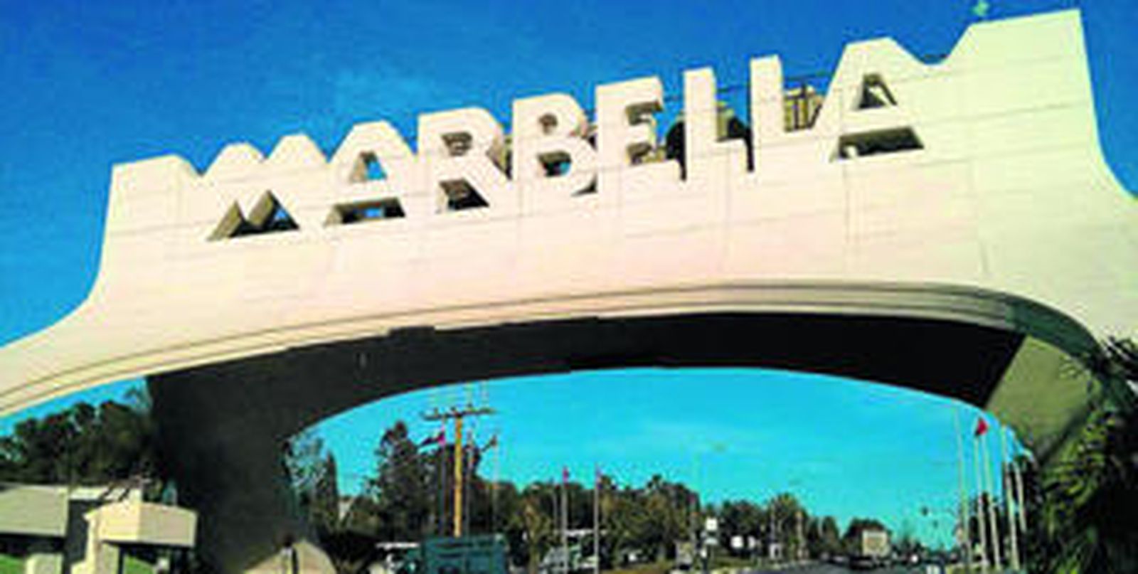 1. El arco de Marbella, el símbolo del paso de Jesús Gil por Marbella.  2. La estatua del ruso, que llegó a terminar en los tribunales con robo de expedientes incluido.