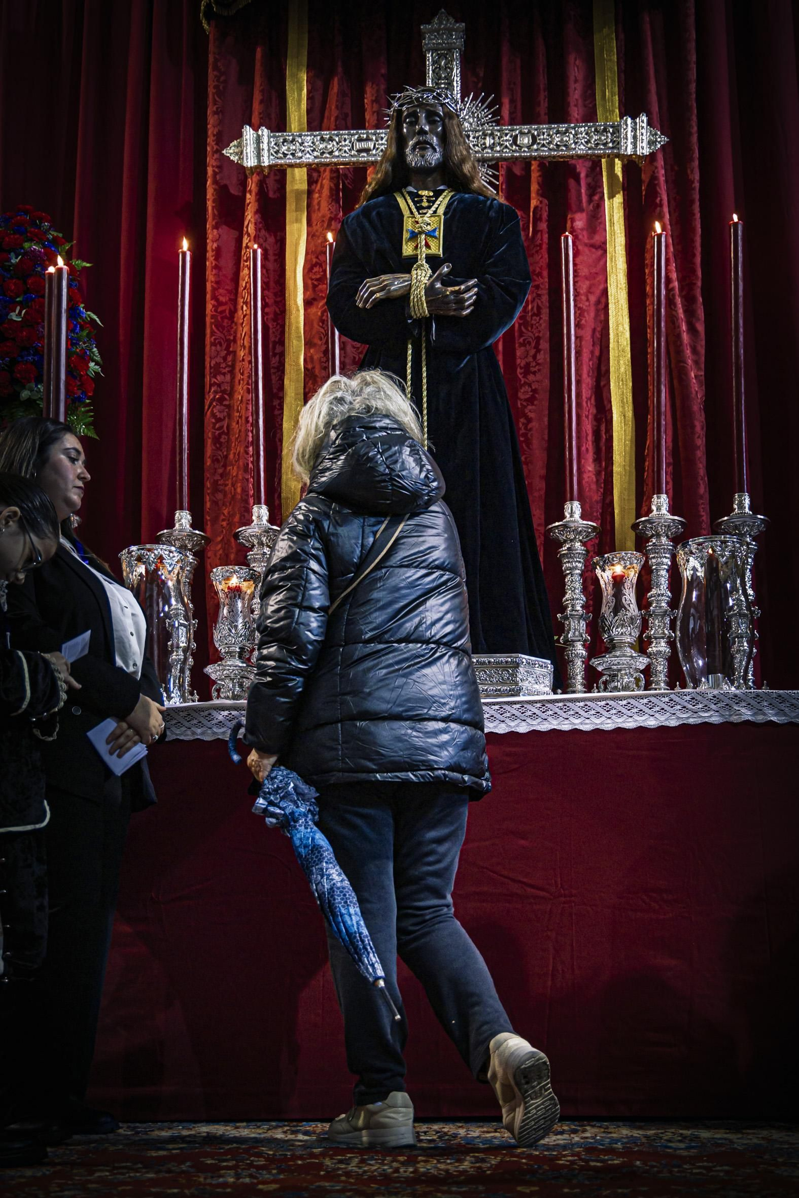 Las imágenes del besapié del primer viernes de marzo al Medinaceli en la Iglesia de Santa Cruz de Cádiz