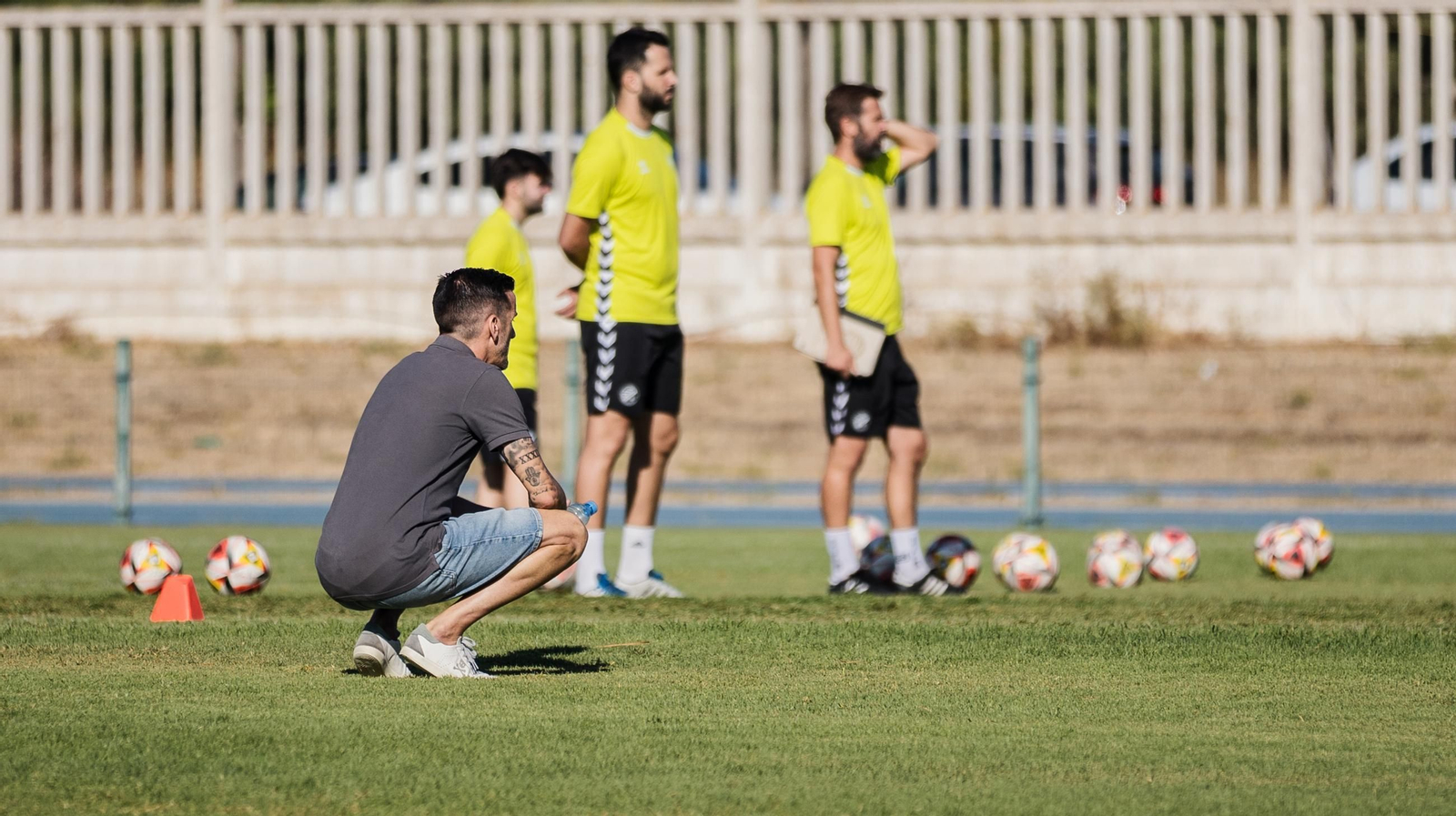 Bello sigue muy atento el primer entrenamiento del Xerez DFC.