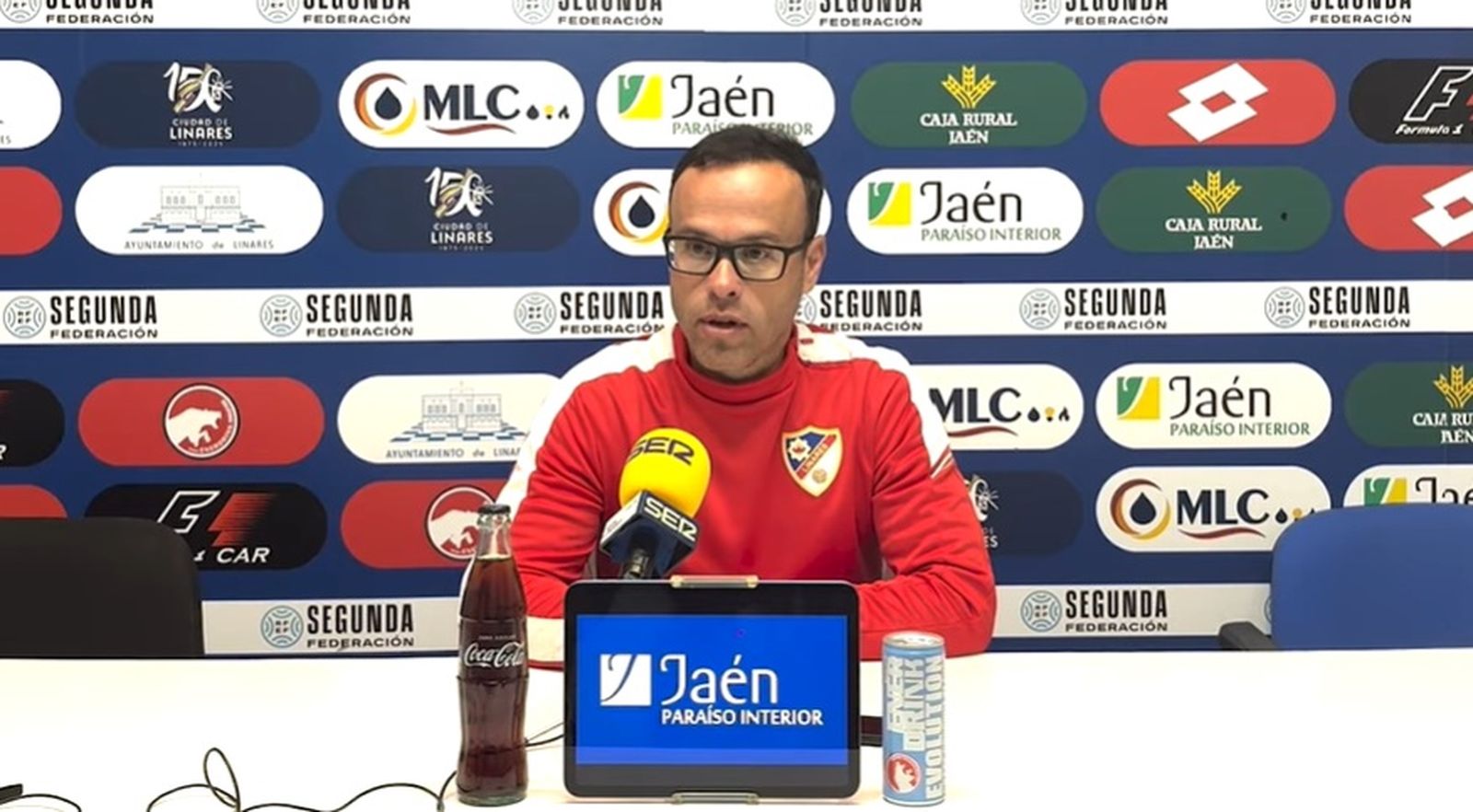 Miguel de la Fuente atiende a los medios de comunicación en la sala de prensa.