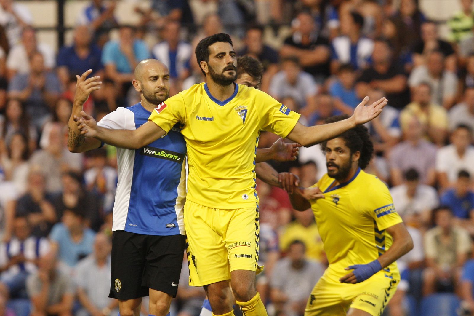 Dani Güiza abre los brazos en el Hércules-Cádiz, el partido del ascenso en el que marcó el gol del triunfo.