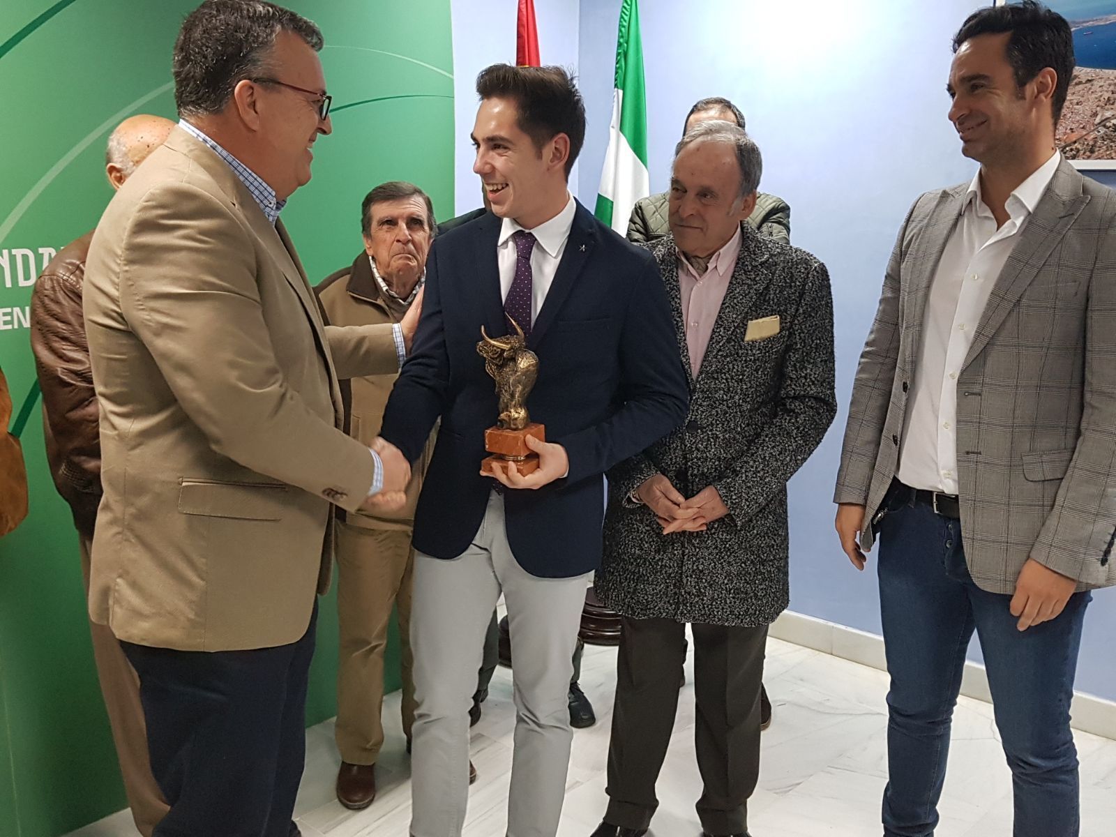 José Luis Becerra recoge el premio entregado por Ángel Gavino, ayer.