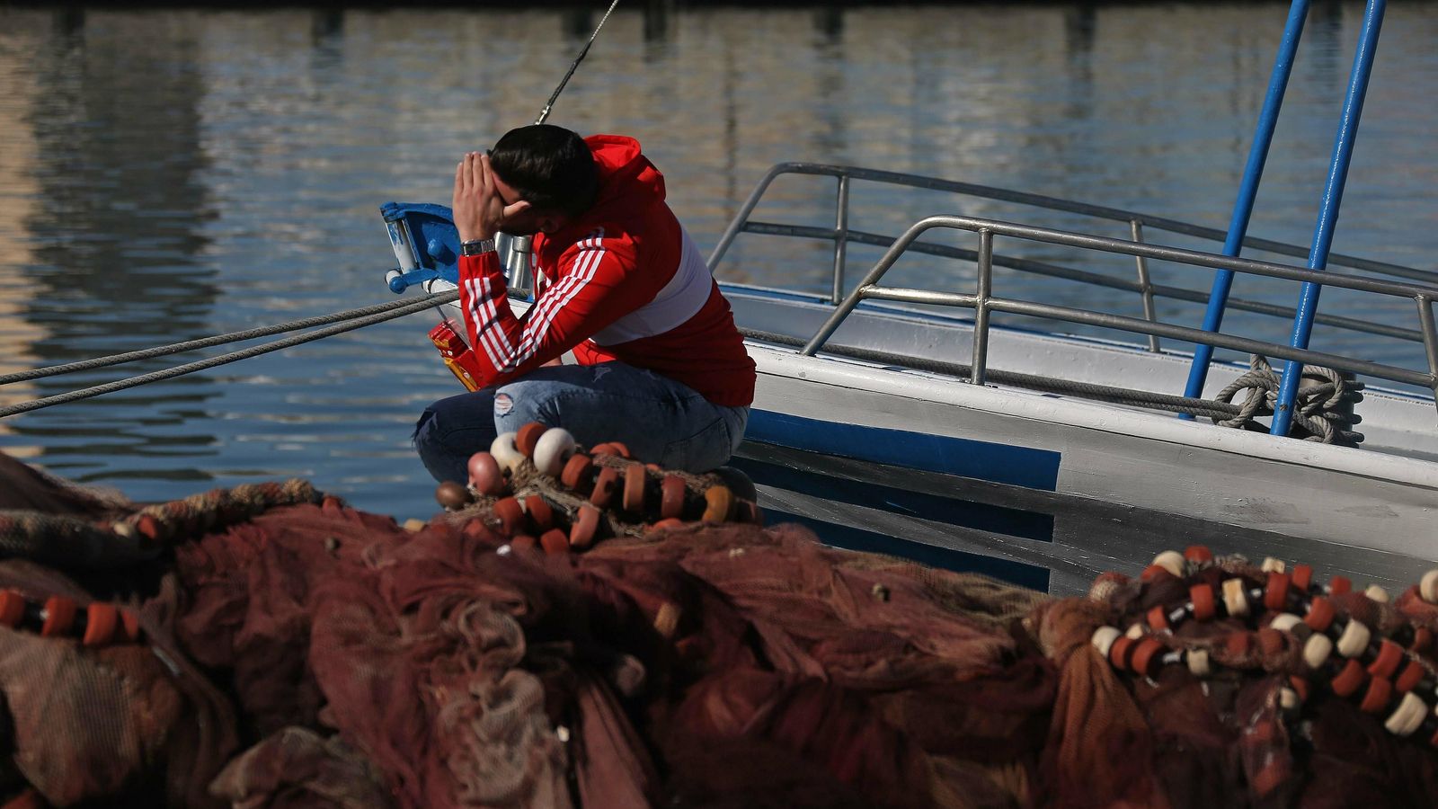 Un pescador, con gesto abatido, al conocerse el hallazgo del cadáver, ayer. Un pescador, con gesto abatido, al conocerse el hallazgo del cadáver, ayer.