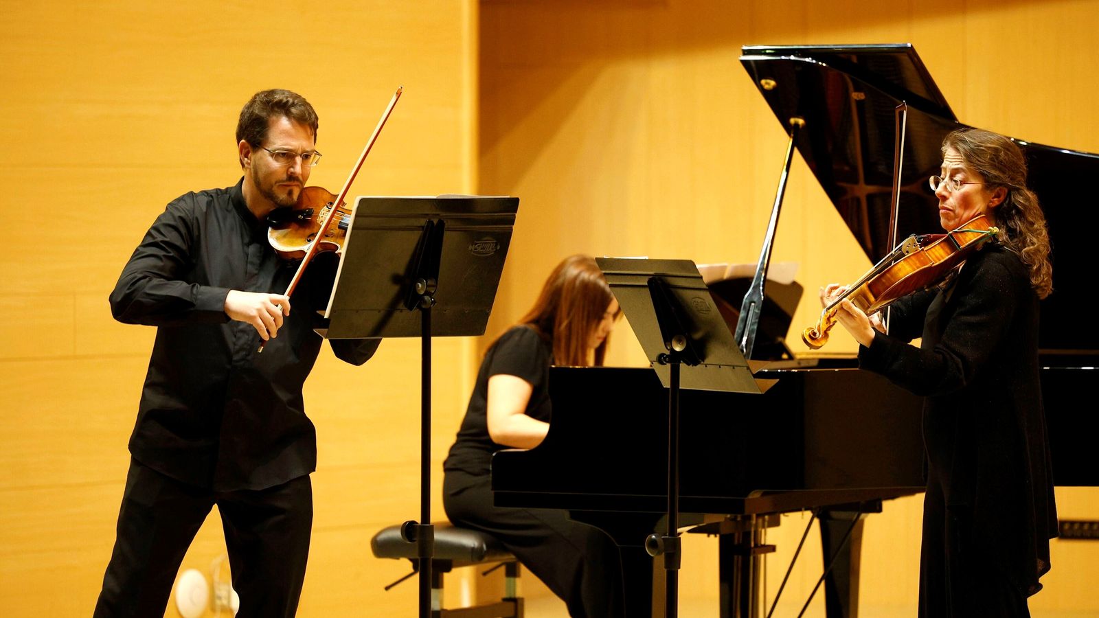 Profesores y compañeros interpretaron varias piezas a violín y piano