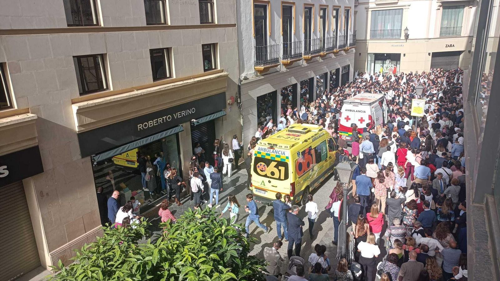 A una persona le ha dado un infarto en al calle Rioja. La han atendido con un desfibrilador que llevaba la hermandad que pasaba más cerca.