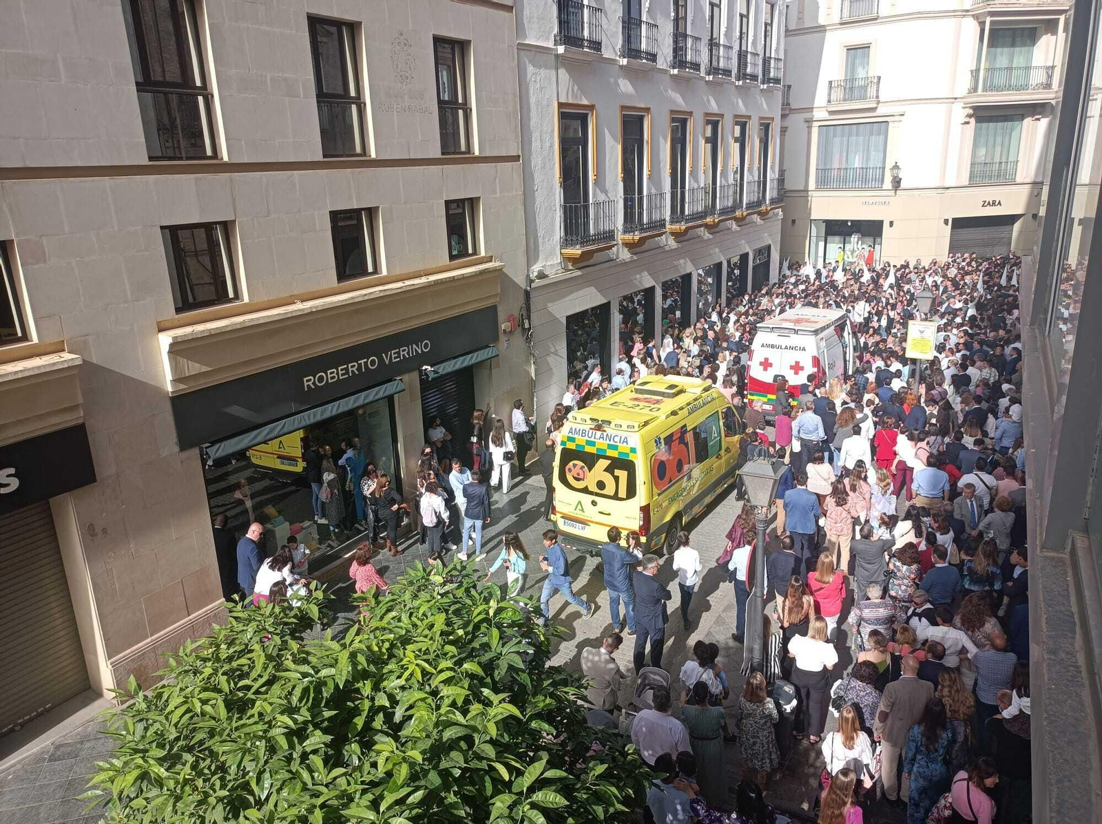 A una persona le ha dado un infarto en al calle Rioja. La han atendido con un desfibrilador que llevaba la hermandad que pasaba más cerca.