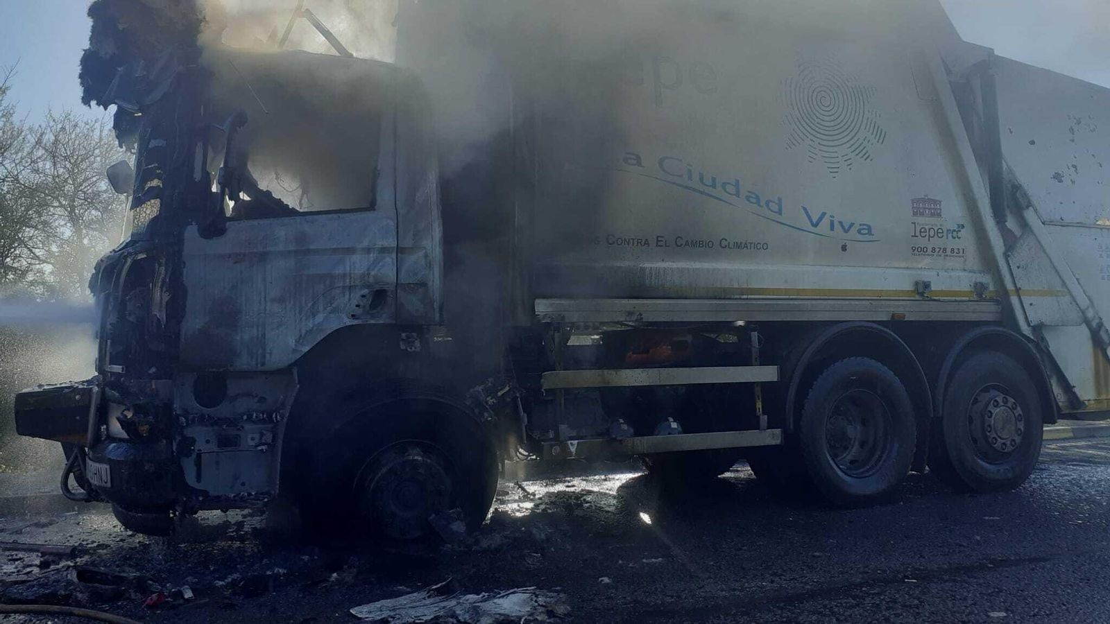 Camión ardiendo en Lepe este lunes