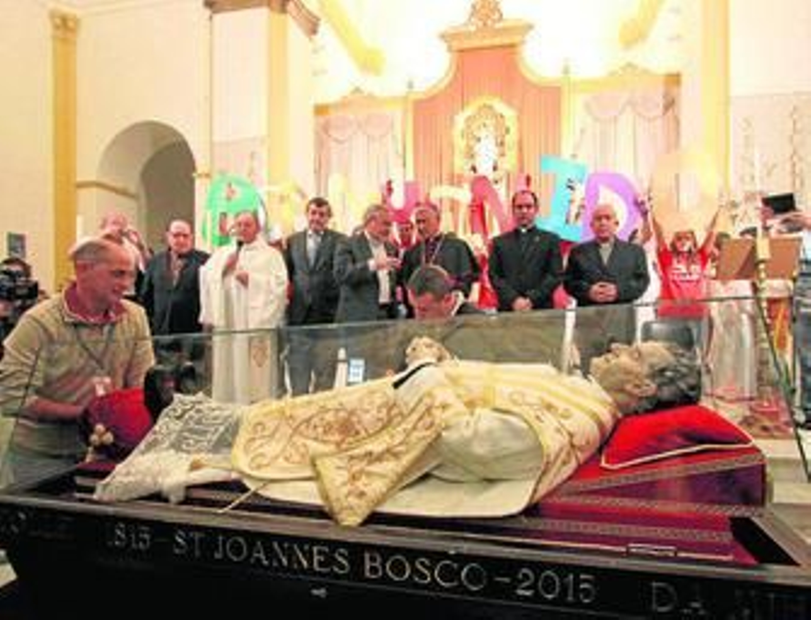 Momento de la colocación de la urna frente al altar y ante la mirada de las autoridades, ayer, en La Palma.