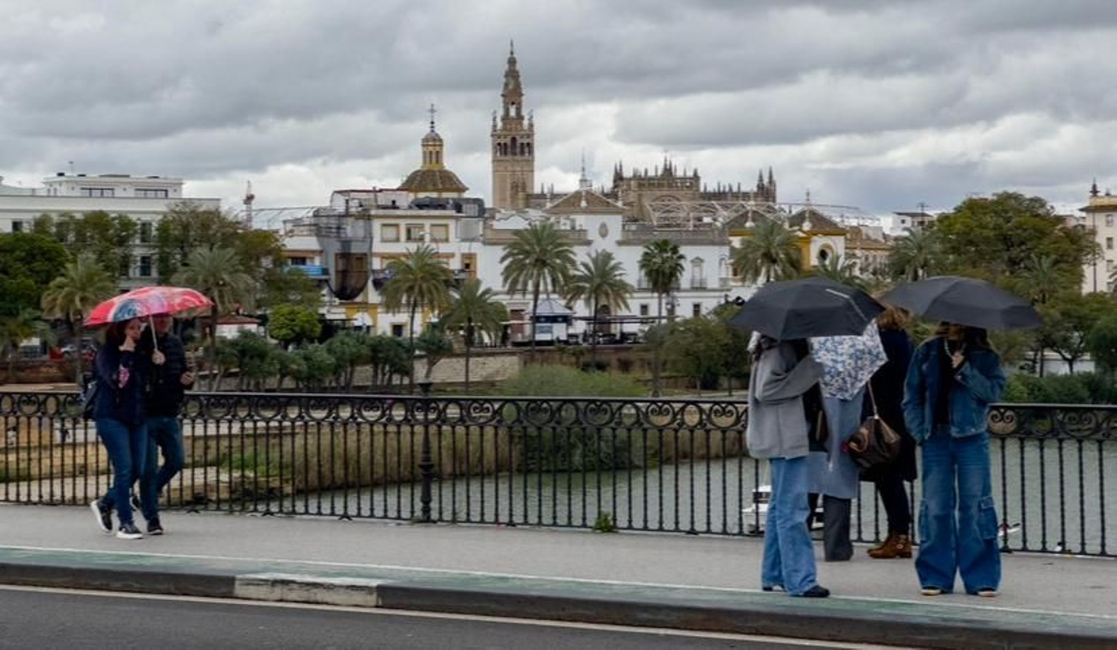 Paisaje gris con la Giralda al fondo.