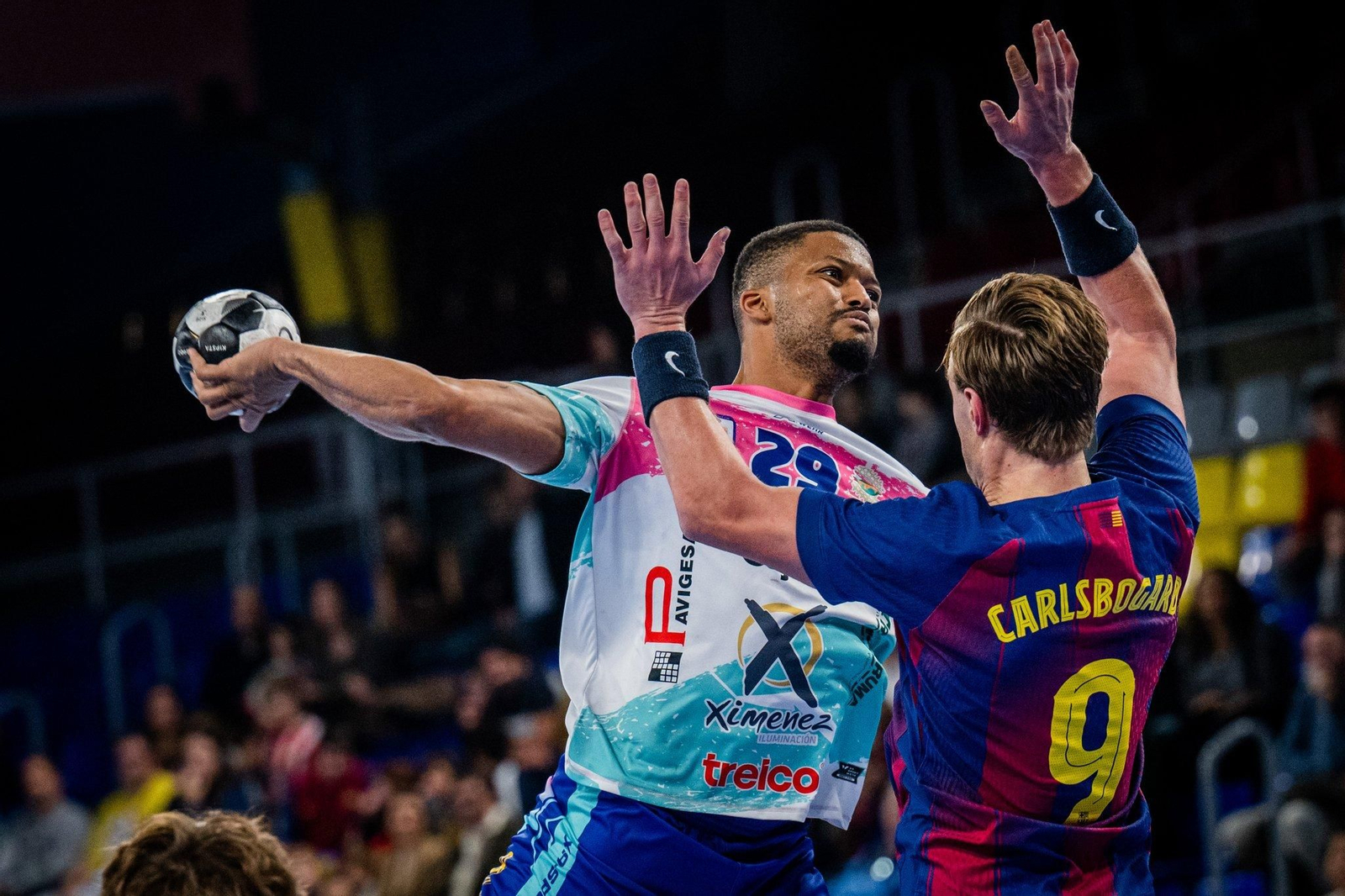 Leandro Semedo, del Cajasol Ángel Ximénez, trata de lanzar por encima de Carlsbogard, del Barça.