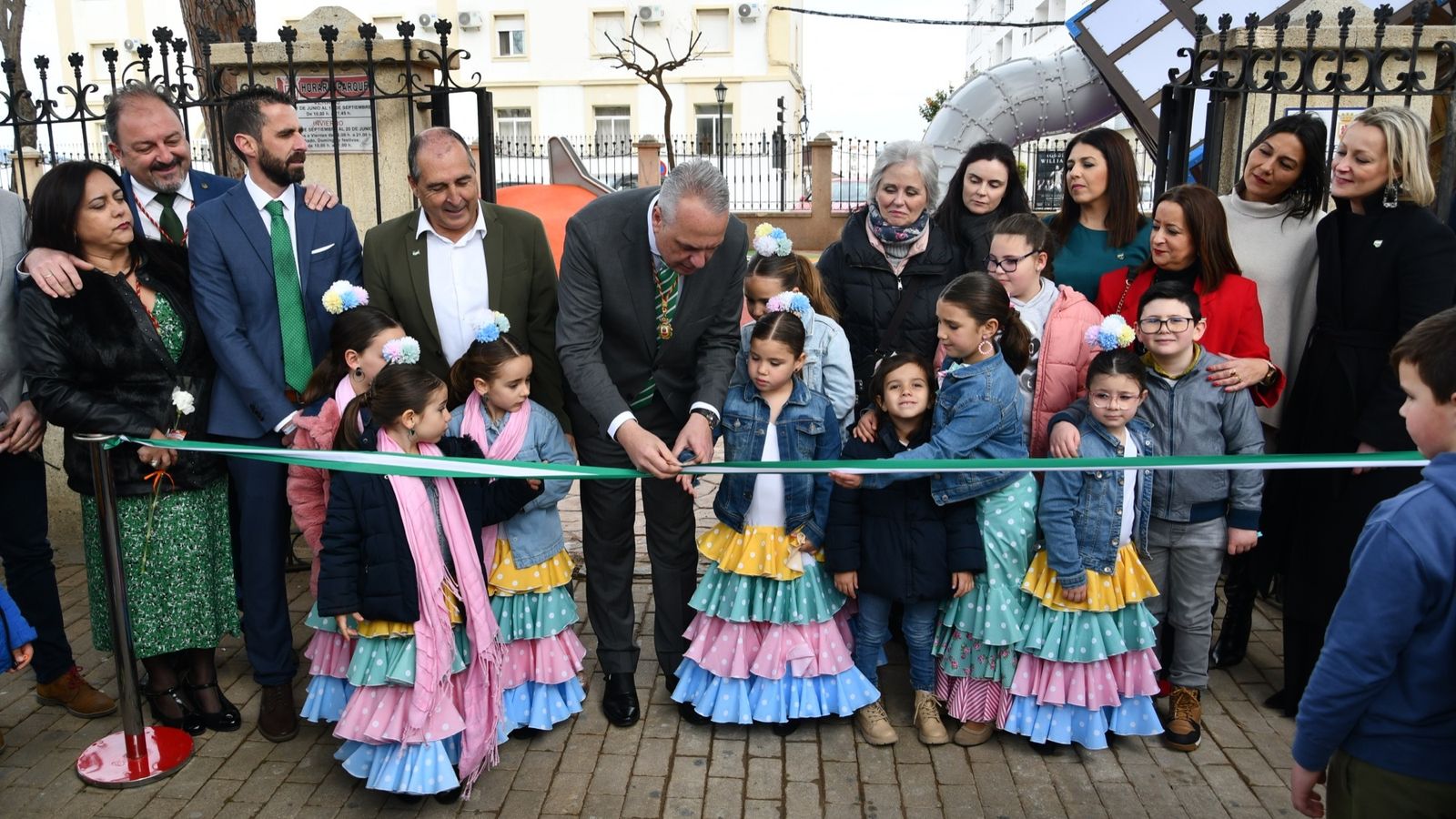 El alcalde reinaugura el parque infantil de La Alameda.
