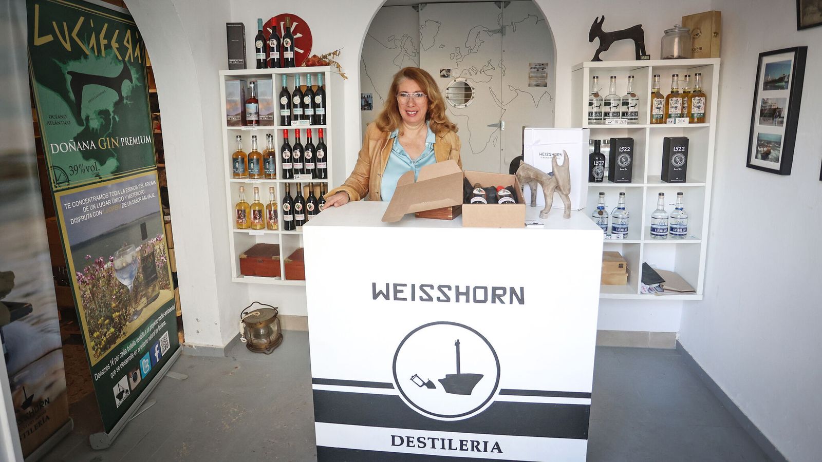 María Eugenia en el mostrador de la pequeña destilería del Barrio Alto de Sanlúcar.