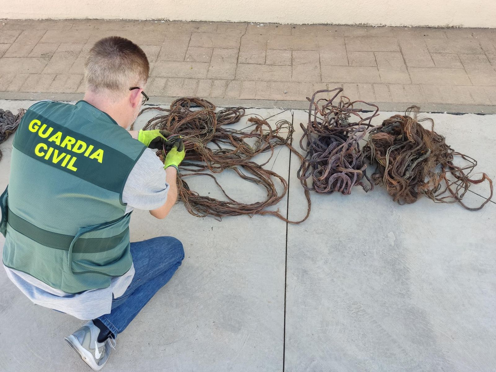 Parte del cable de cobre sustraído por los detenidos.