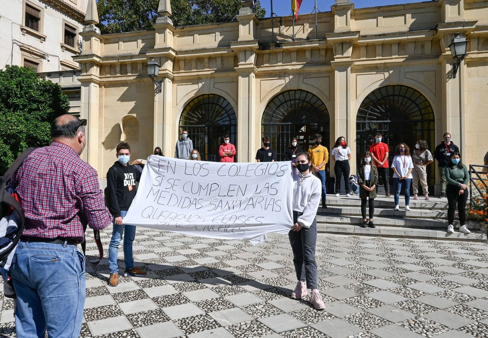 Jóvenes residentes del colegio  mayor  Isabel la Católica de Granada se concentraron en el último día de clase antes de las restricciones impuestas por la Junta.