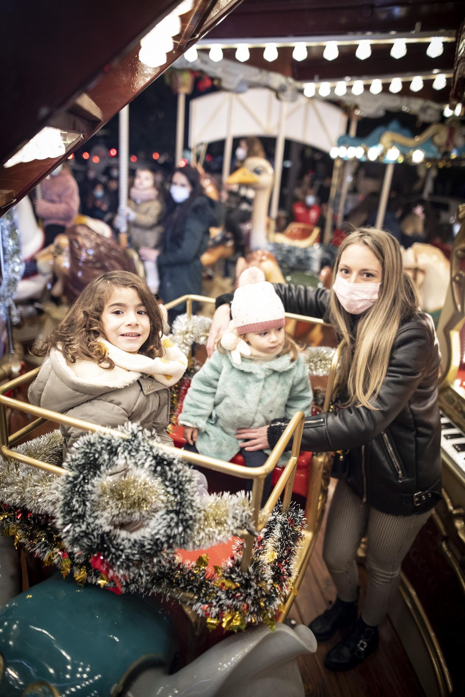 Multitud de visitantes y ambiente navideño en Granada durante el puente, en imágenes