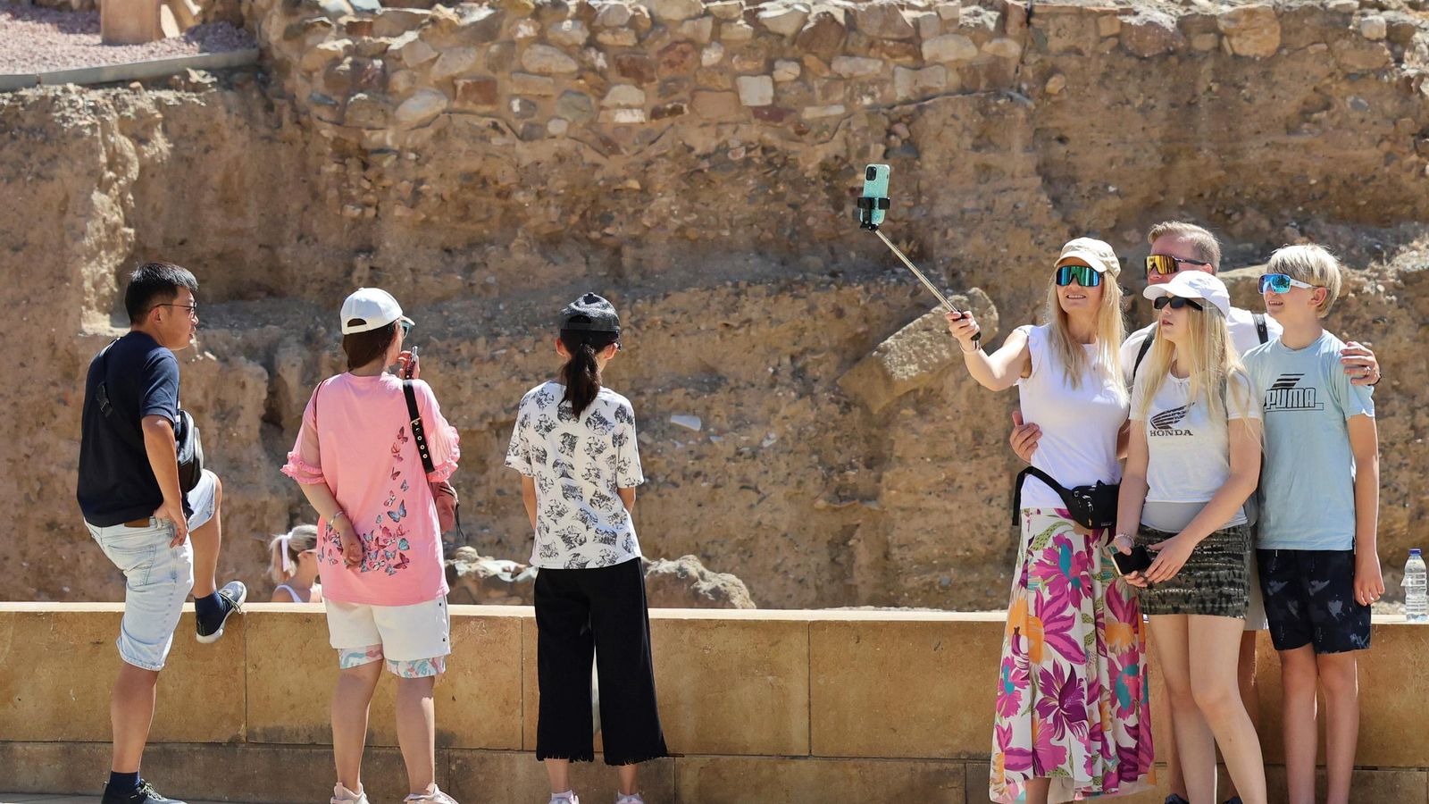 Turistas en el Teatro Romano de Málaga.
