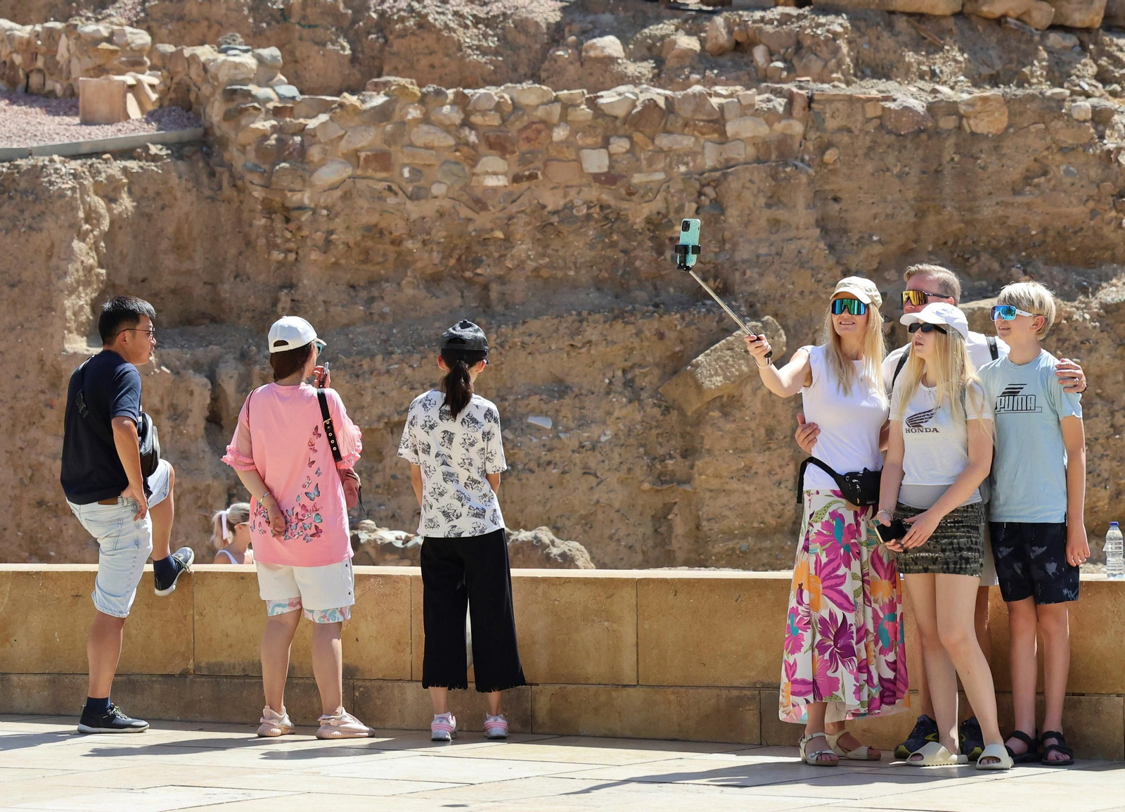 Turistas en el Teatro Romano de Málaga.