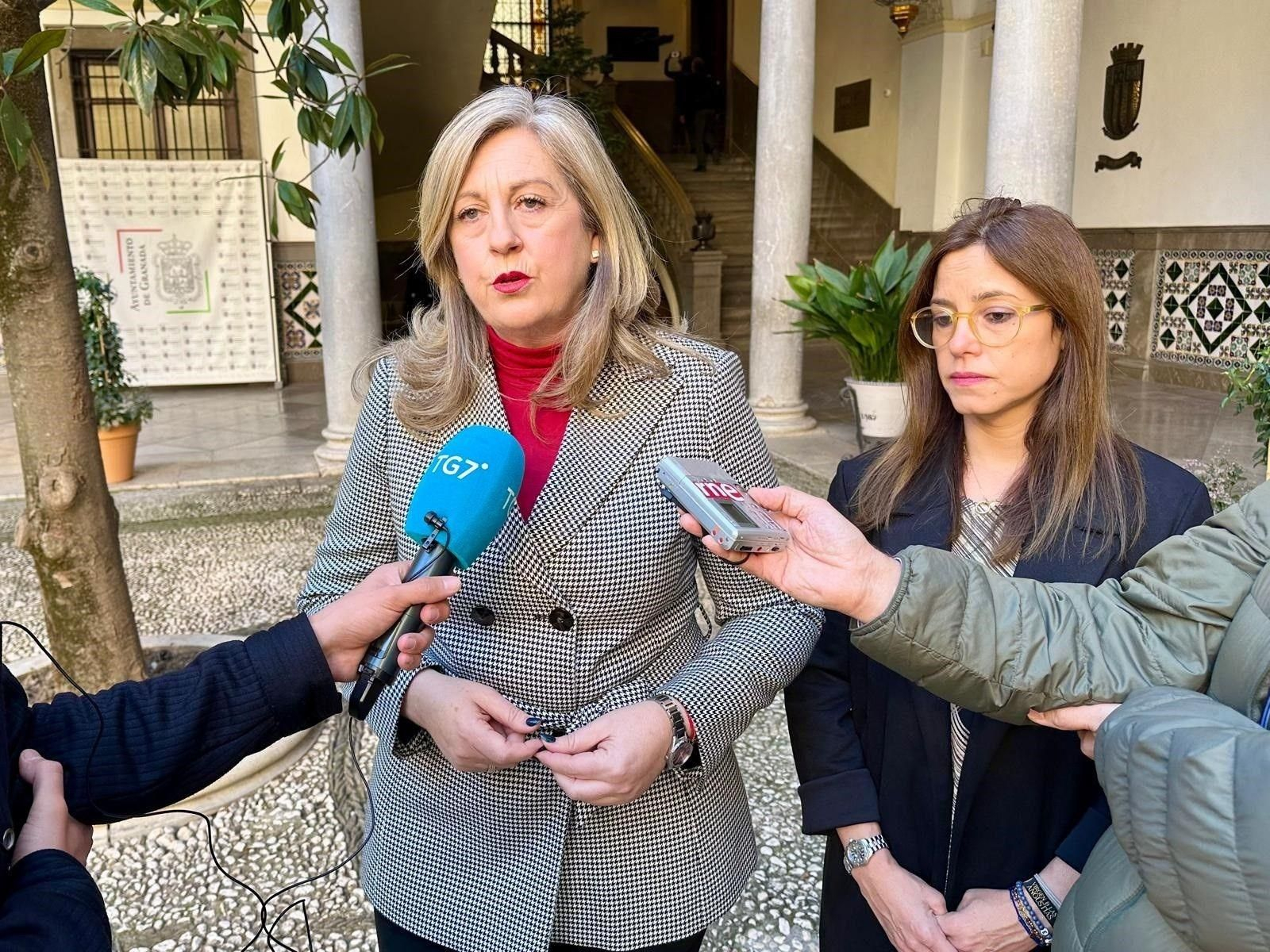 La portavoz de Vox en el Ayuntamiento de Granada, Beatriz Sánchez Agustino, atiende a los medios en presencia de su viceportavoz, Mónica Rodríguez Gallego