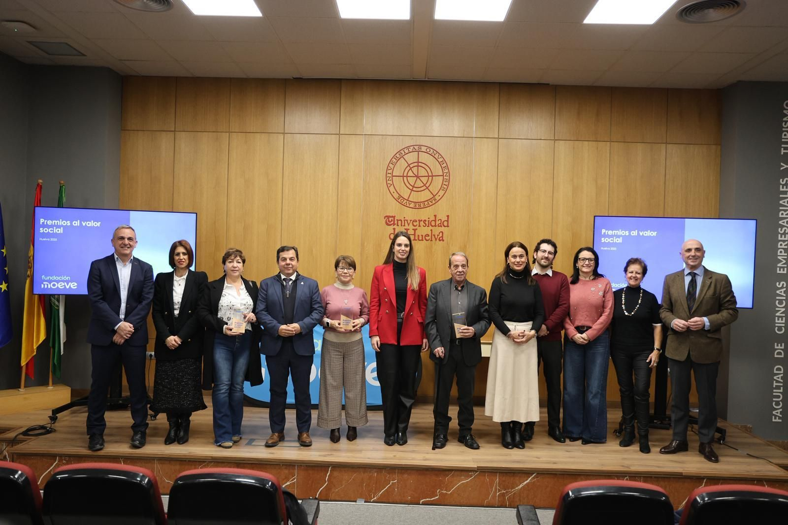 Foto de familia con los galardonados con los premios al Valor Social que entrega la Fundación Moeve.