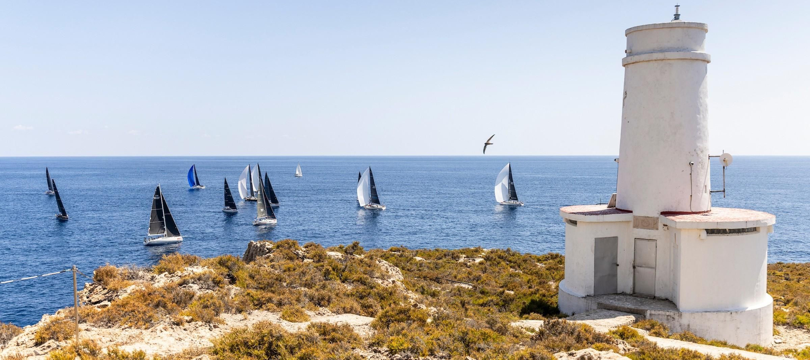 Una imagen idílica de la Copa del Rey con los barcos pasando junto a una torre.