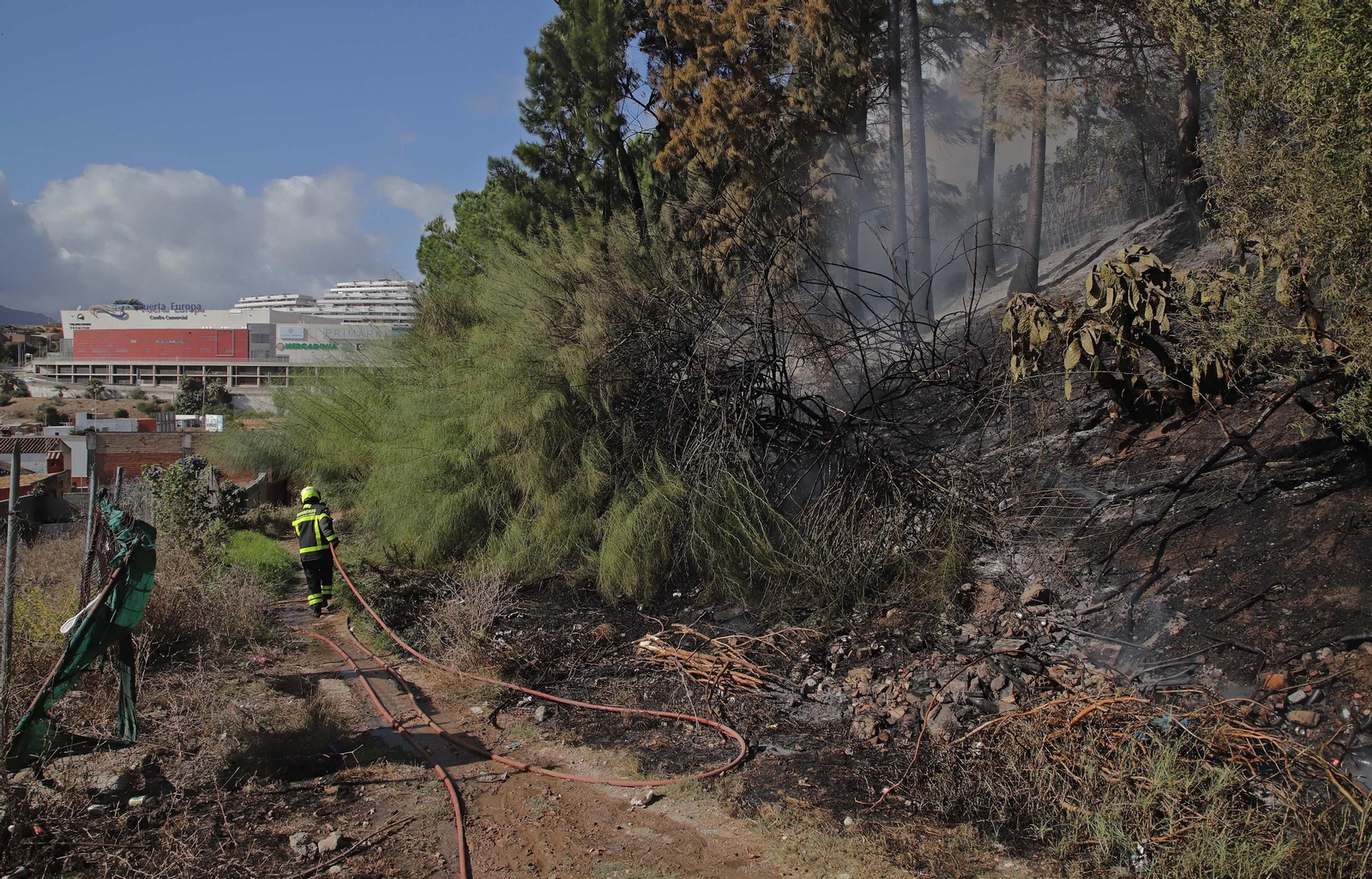 Fotos del incendio cercano al Bahía Park en la calle Sardina de Algeciras