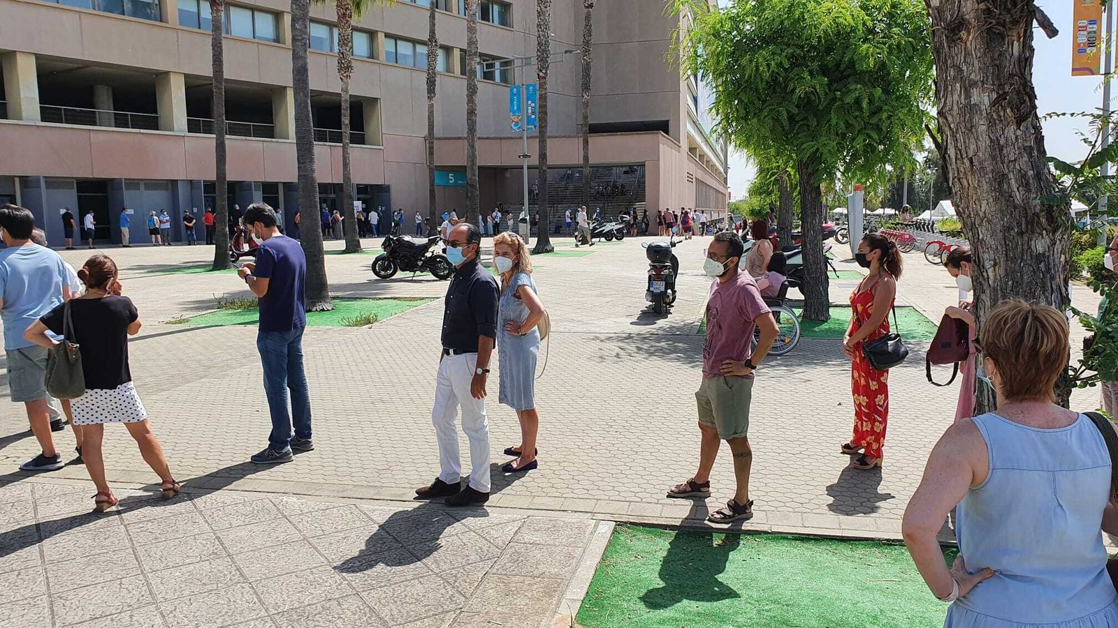 Colas para vacunarse en la Cartuja.