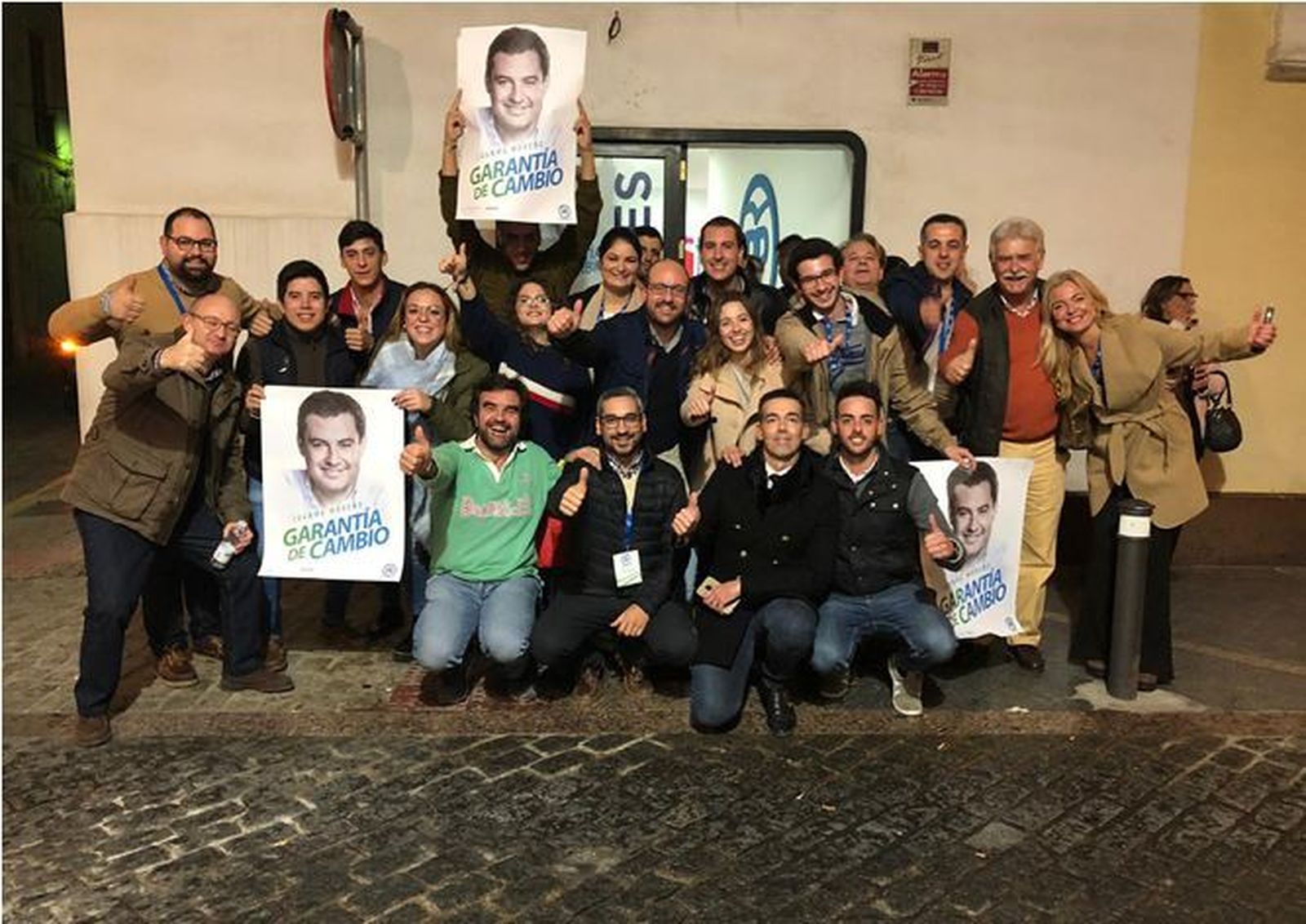 Militantes en la puerta de la sede en la calle Palacios tras conocer los resultados ayer por la noche.