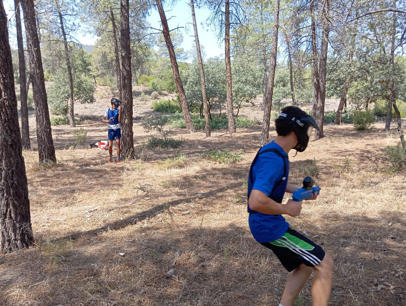 Jóvenes de Guadix disfrutan de una experiencia única de piragüismo y paintball: las imágenes