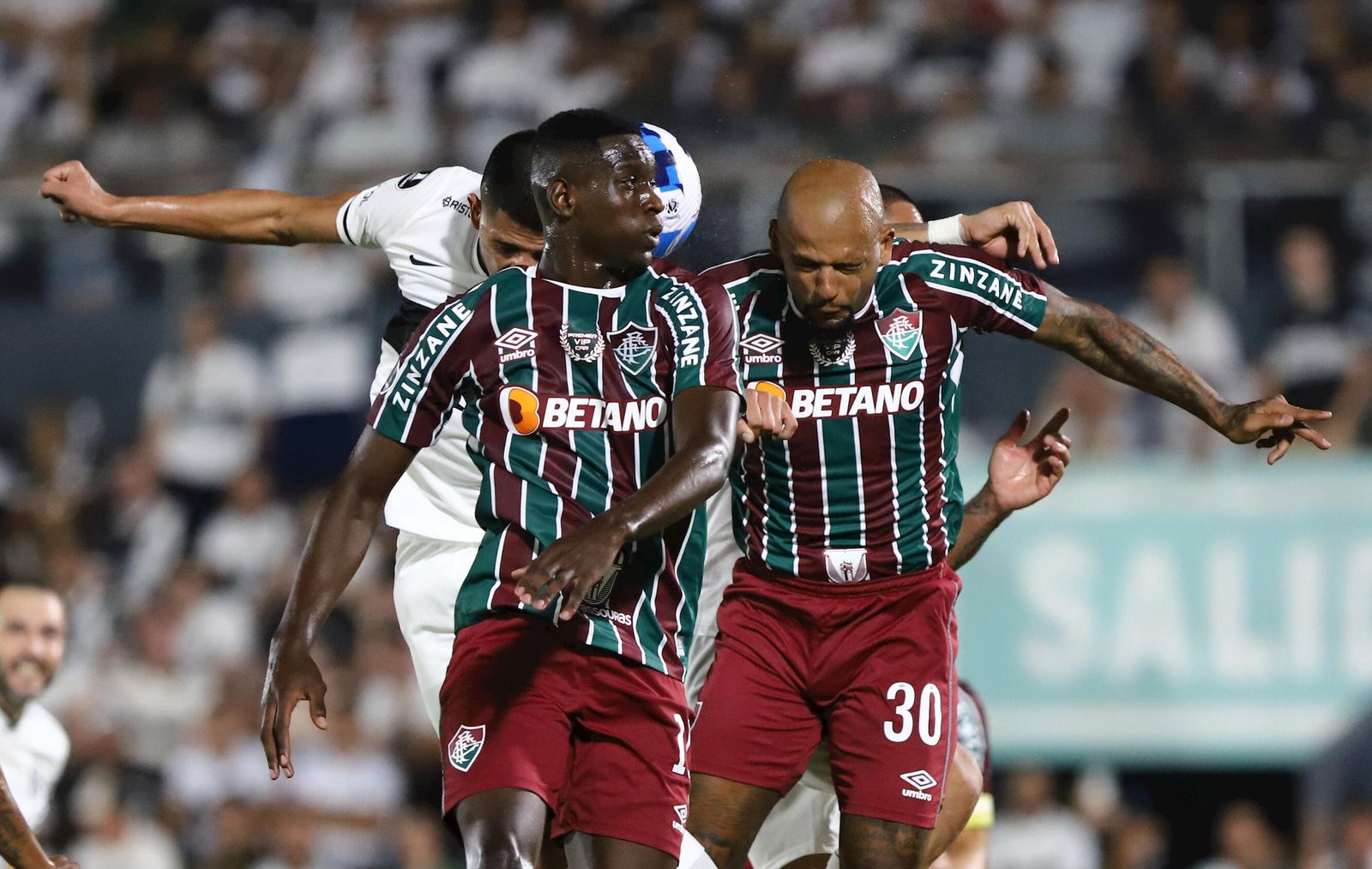 El brasileño Luiz Henrique disputa el balón aéreo en un partido del Fluminense.