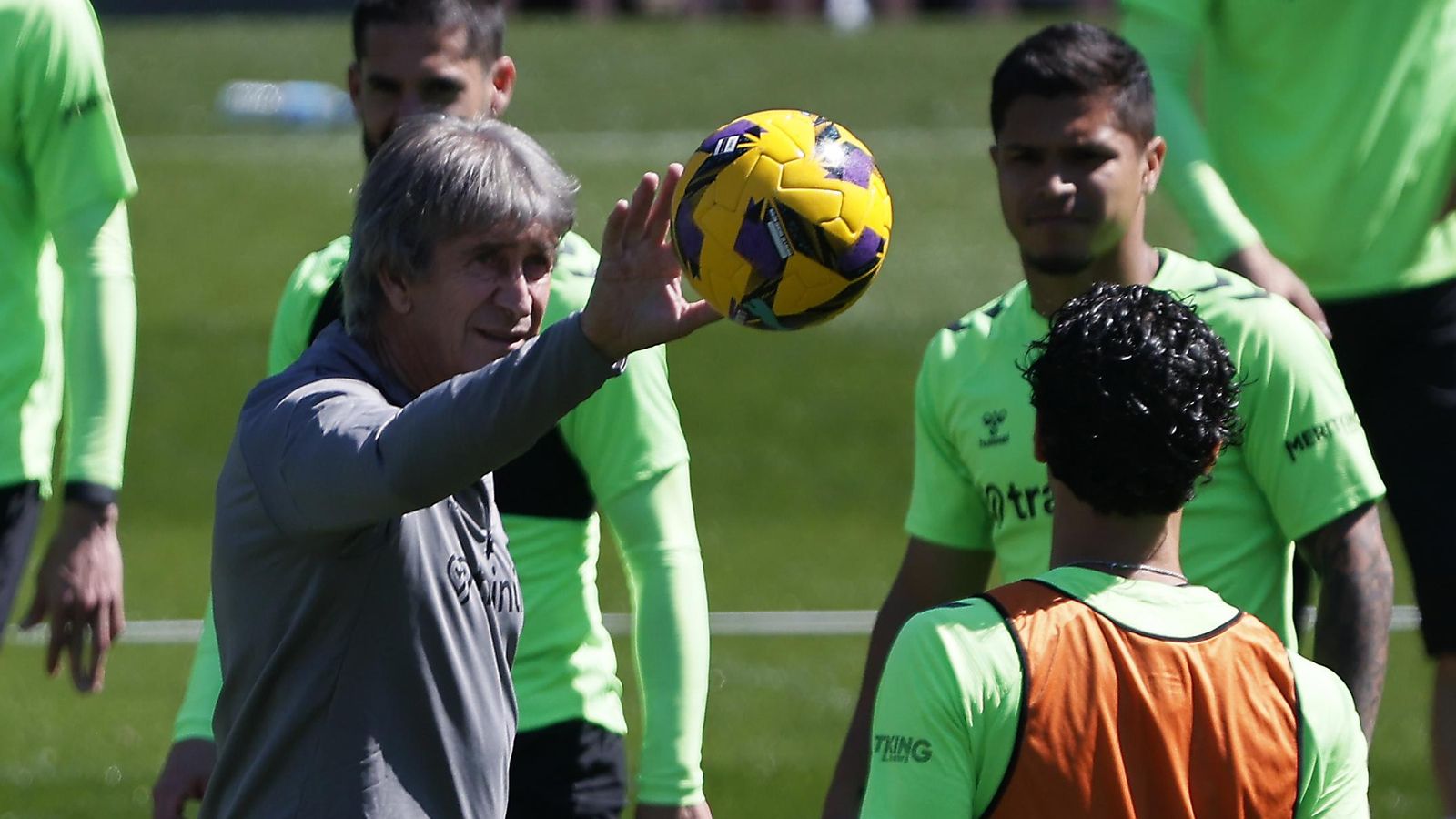 Las imágenes del gran ambiente en el entrenamiento del Betis