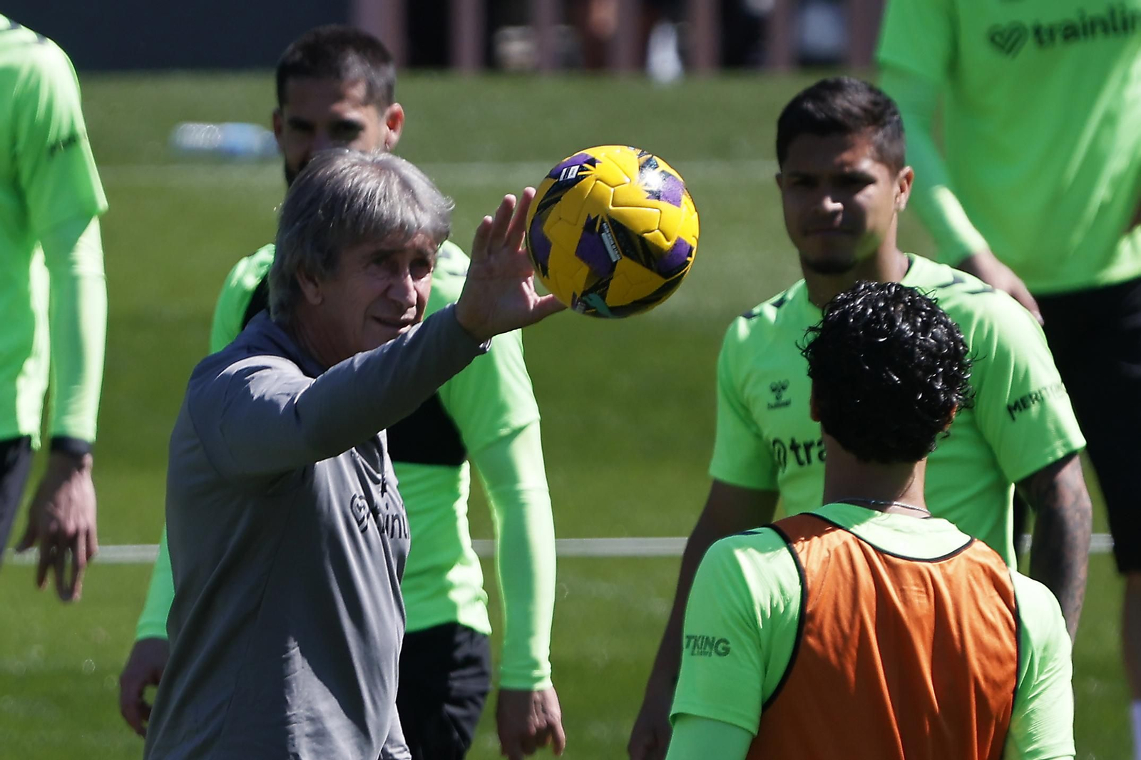Las imágenes del gran ambiente en el entrenamiento del Betis