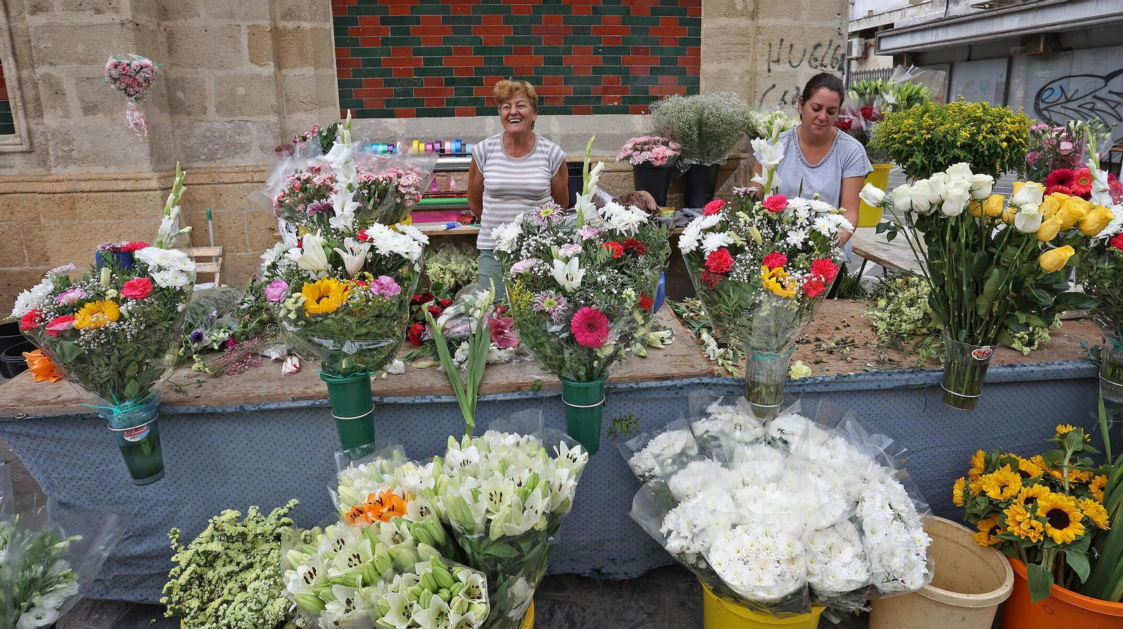 Conchi Torrecilla, en uno de sus dos puestos de flores, ubicado en calle Doña Blanca.