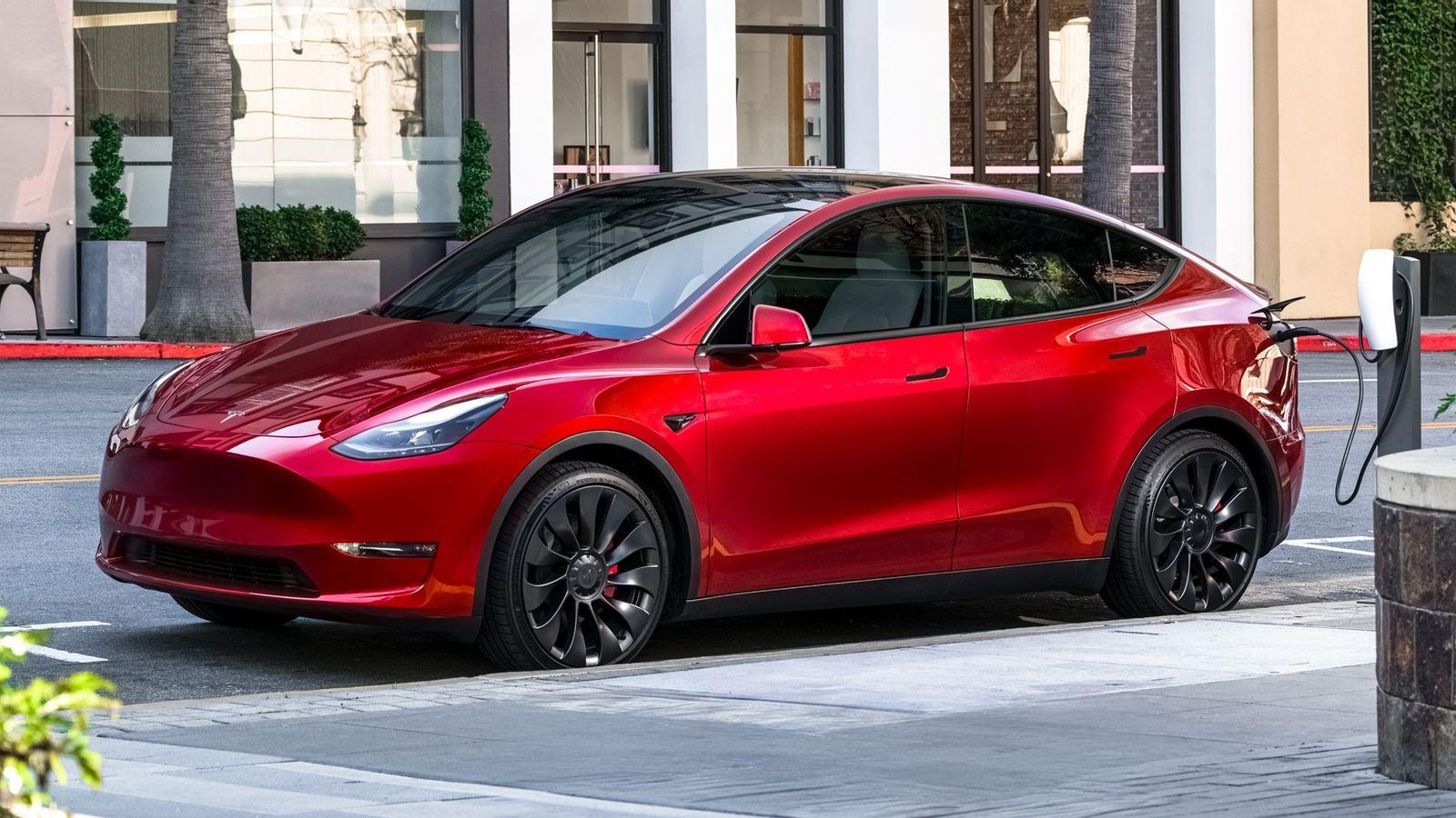 Por ahora, el Model Y de siete plazas es, exclusivamente, el que tiene un motor por eje combinado con la batería de mayor capacidad en este SUV.