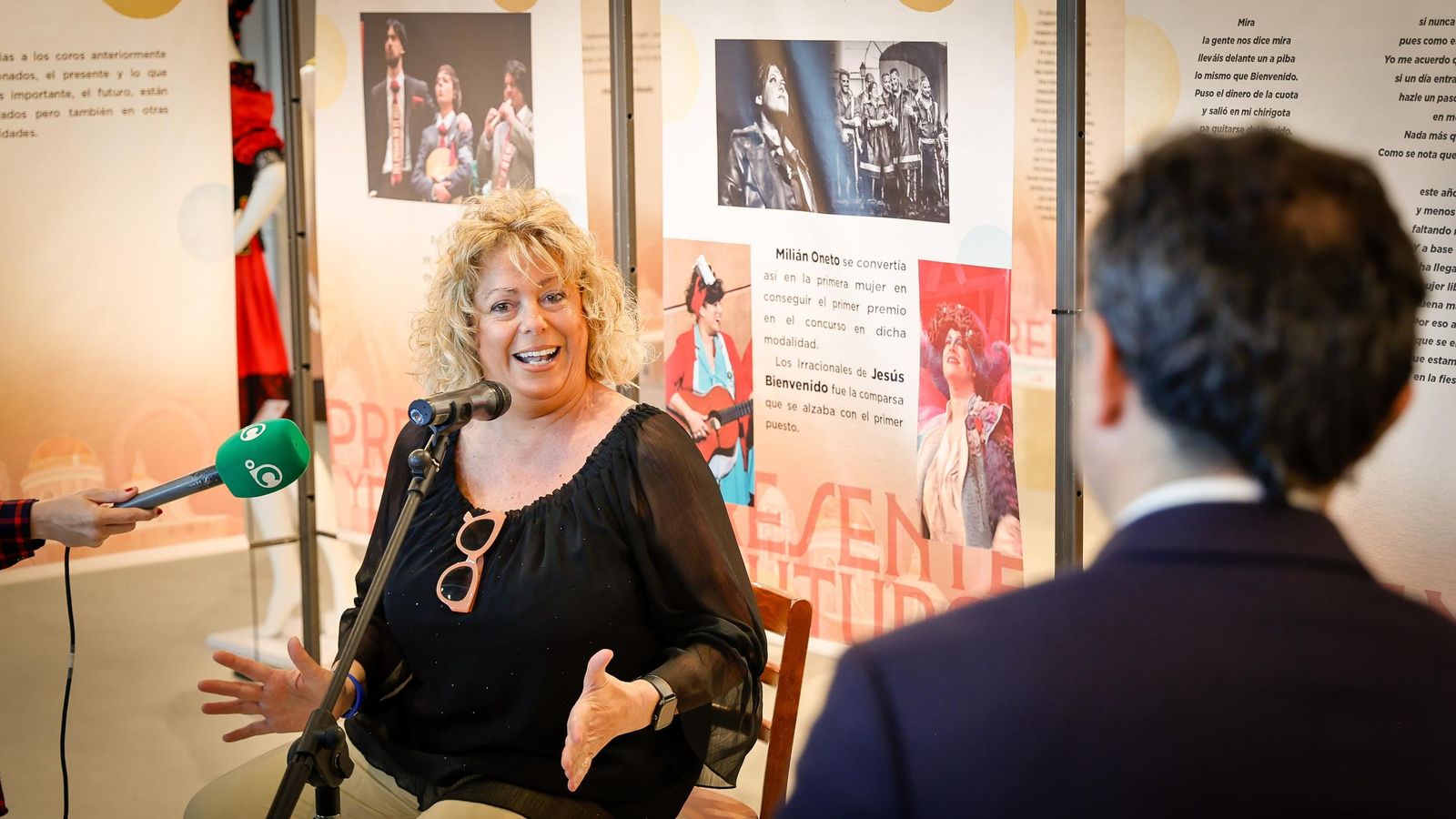 Koki Sánchez interpreta algunas de sus coplas de agrupaciones callejeras.