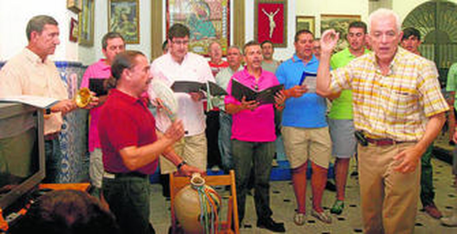 Primer ensayo de los Campanilleros de la Virgen de la Cinta en la casa hermandad, que dirige Rafael Vélez.