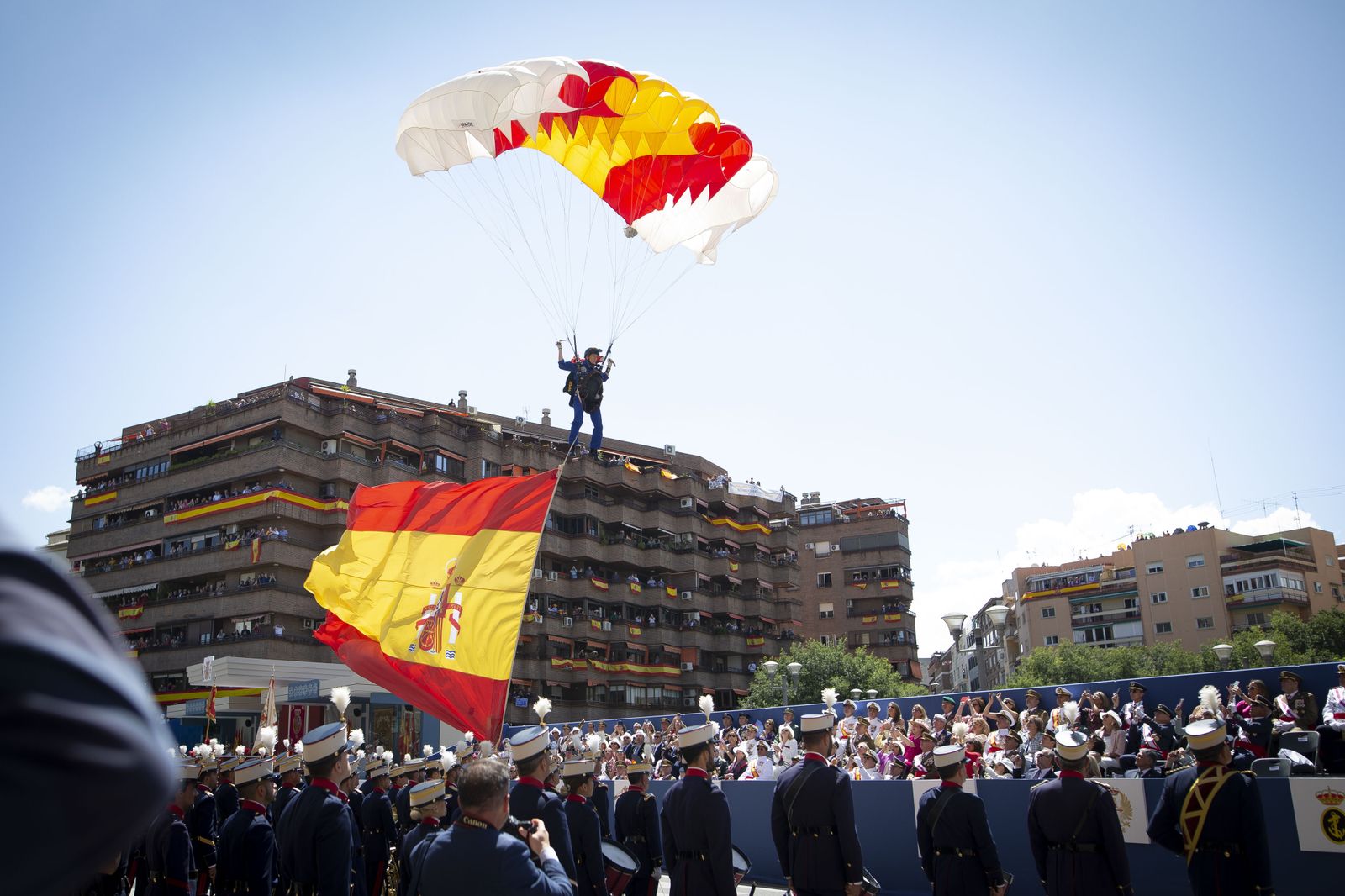 La bandera usada por una paracaidista el Día de las Fuerzas Armadas en Granada
