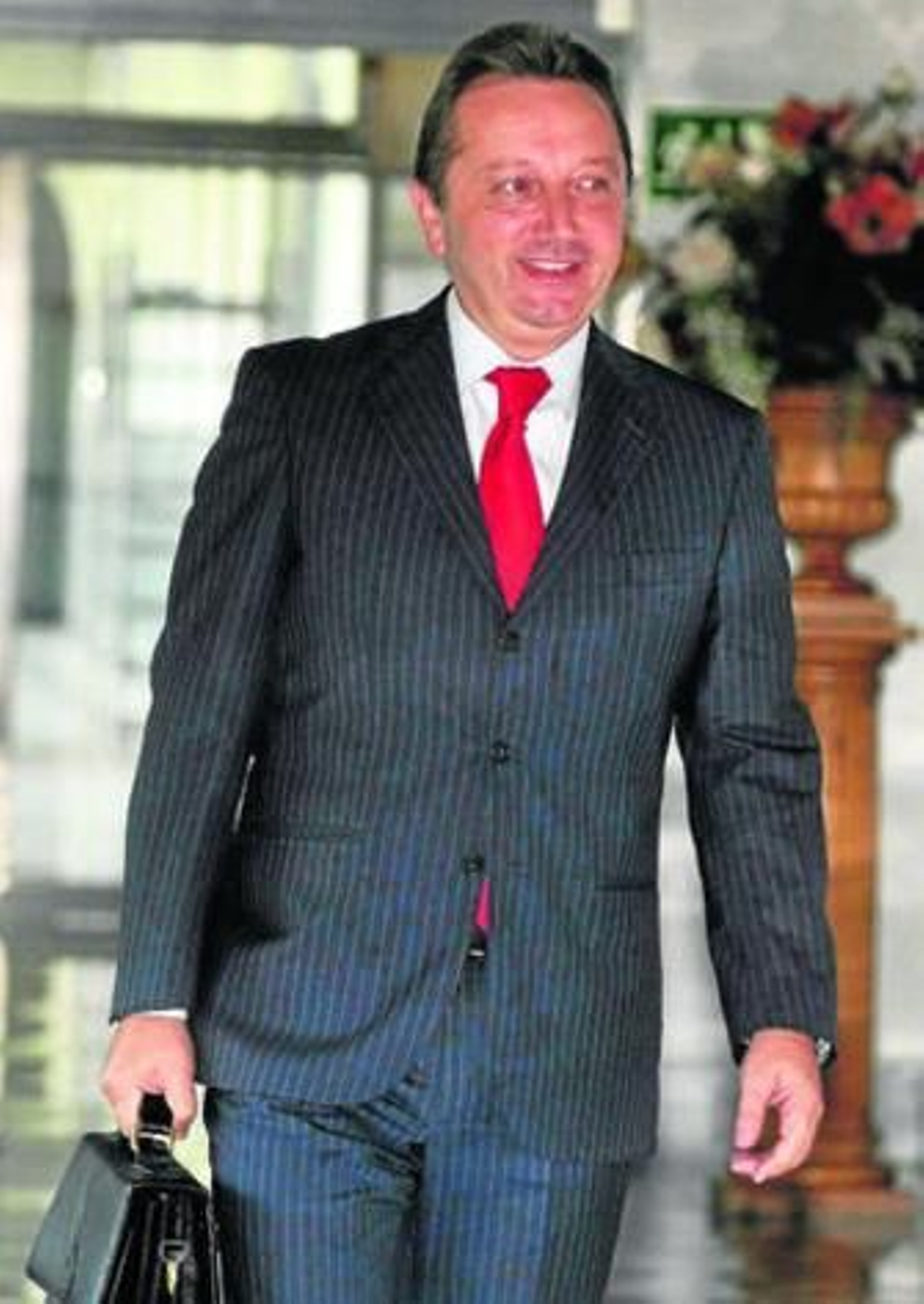 La Guardia Civil analiza varias resoluciones de exoneración firmadas por el ex consejero Manuel Recio, en la imagen.