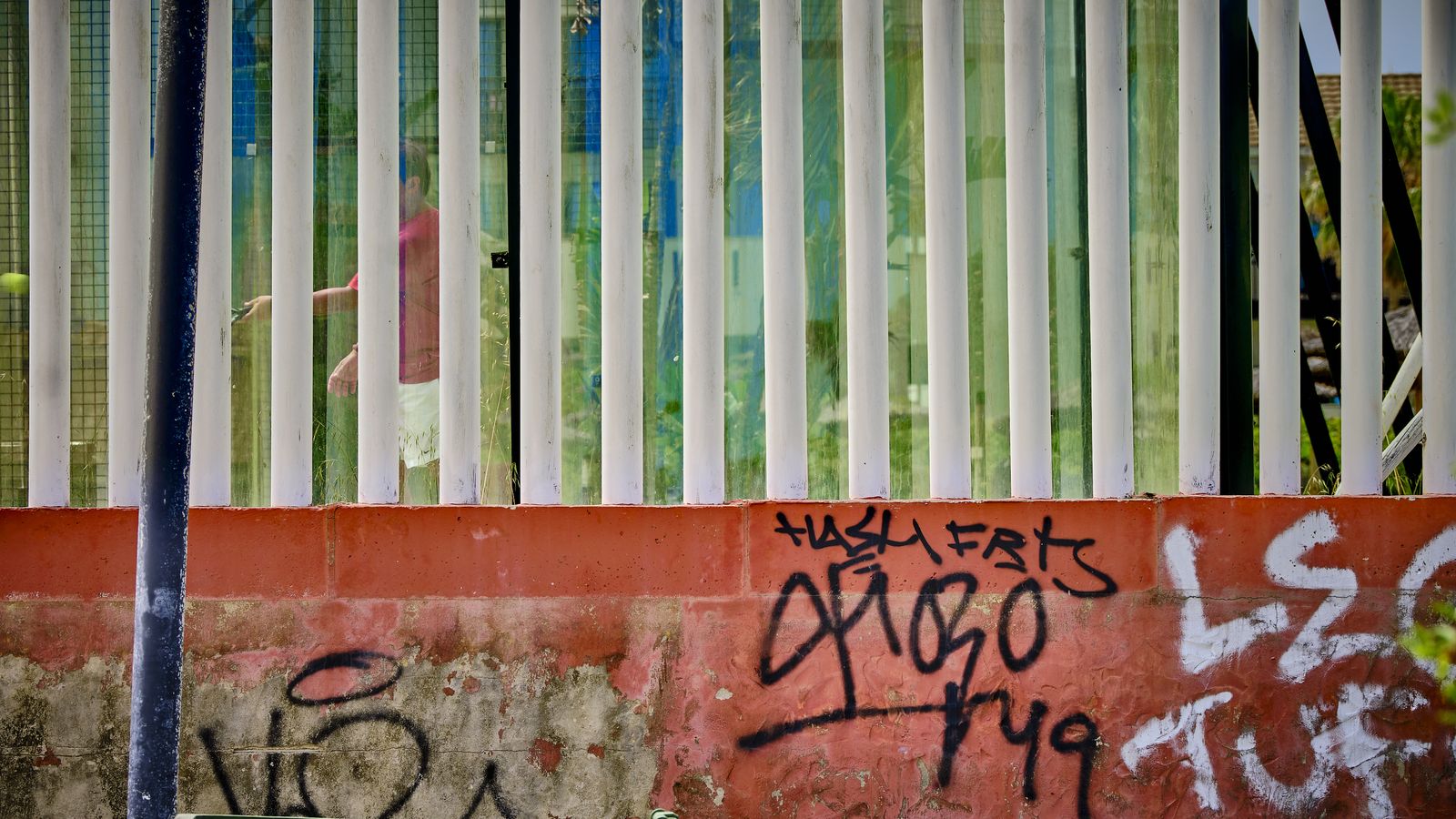 Pintadas y grafitis en el muro de uno de los hoteles de la zona.