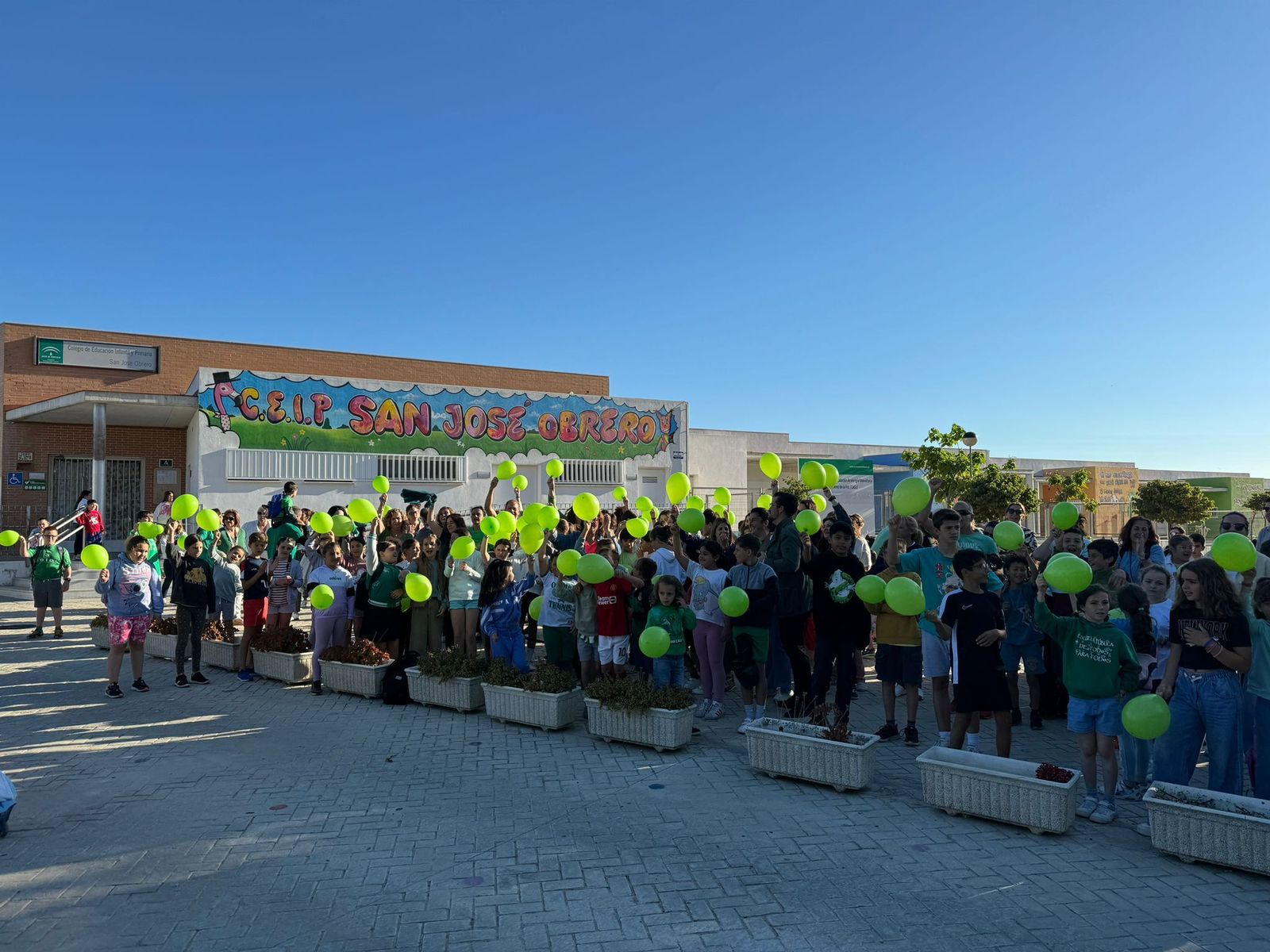 Alumnos del colegio San José Obrero, tras conocer la noticia.