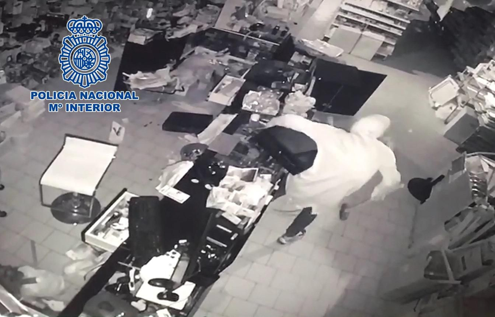 El detenido, con la maza que empleaba en los últimos robos en su mano derecha. En la otra, la registradora.