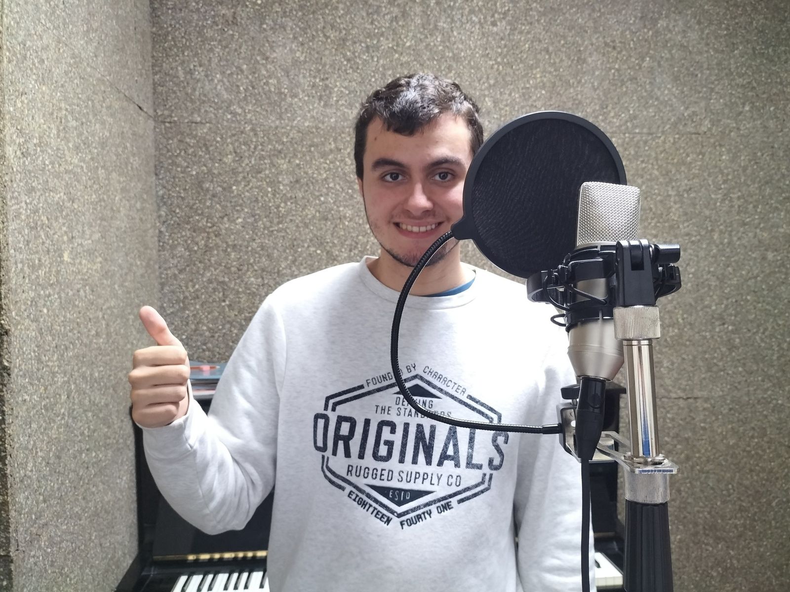 Roberto Álvarez en el estudio de grabación.
