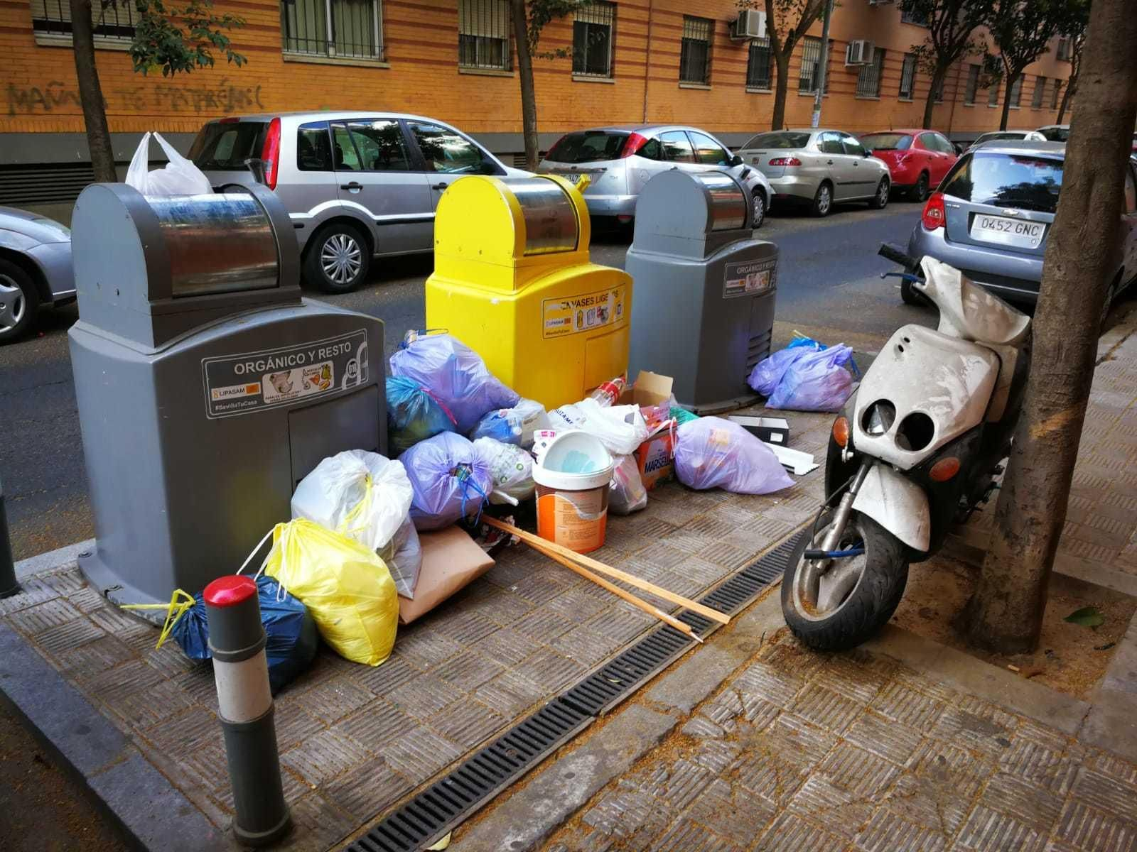 Bolsas de basura tiradas junto a los contenedores de recogida neumática, junto al Carrefour.