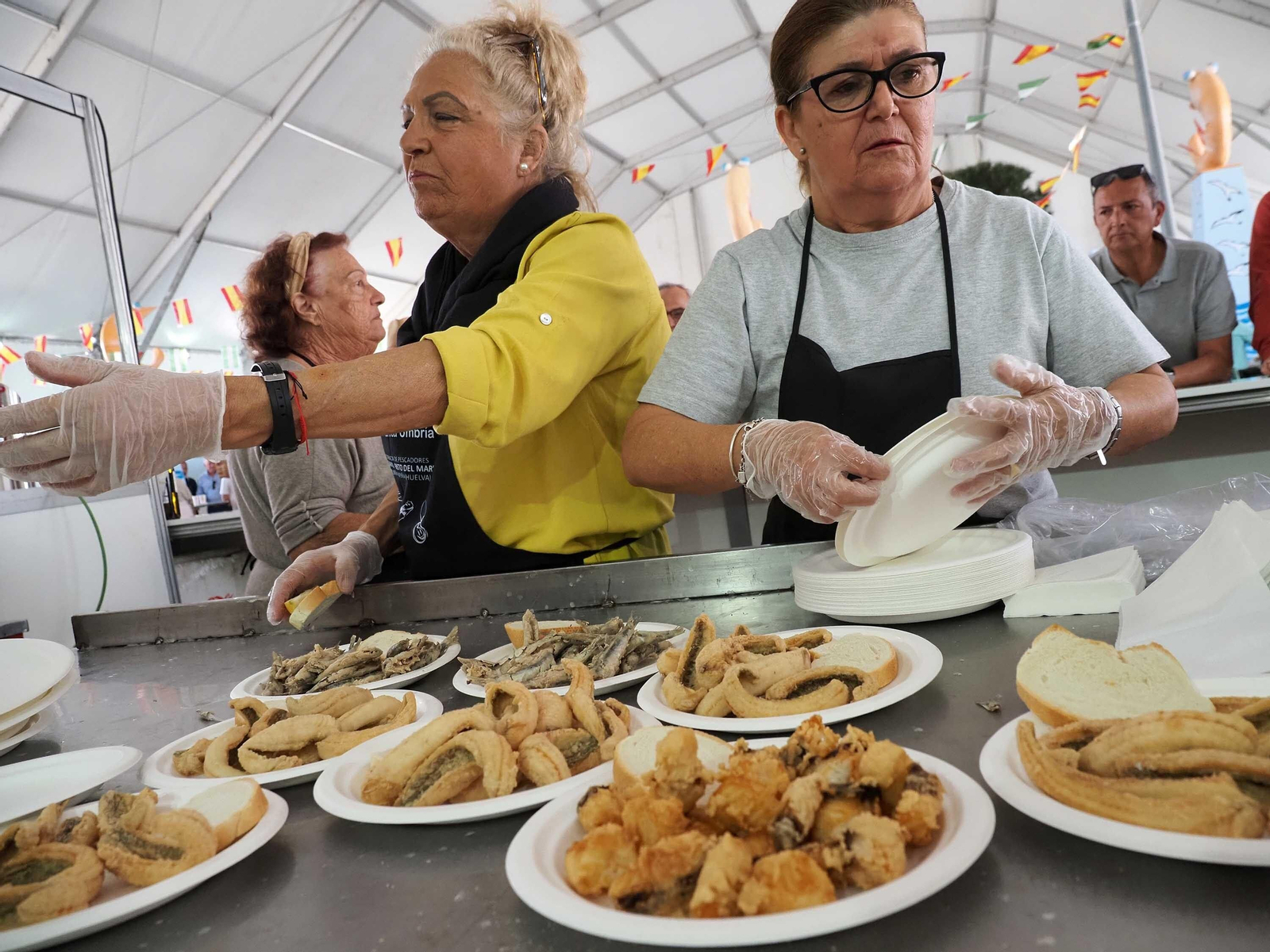 El espectacular ambiente de la Feria de la Gamba de Punta Umbría, en imágenes