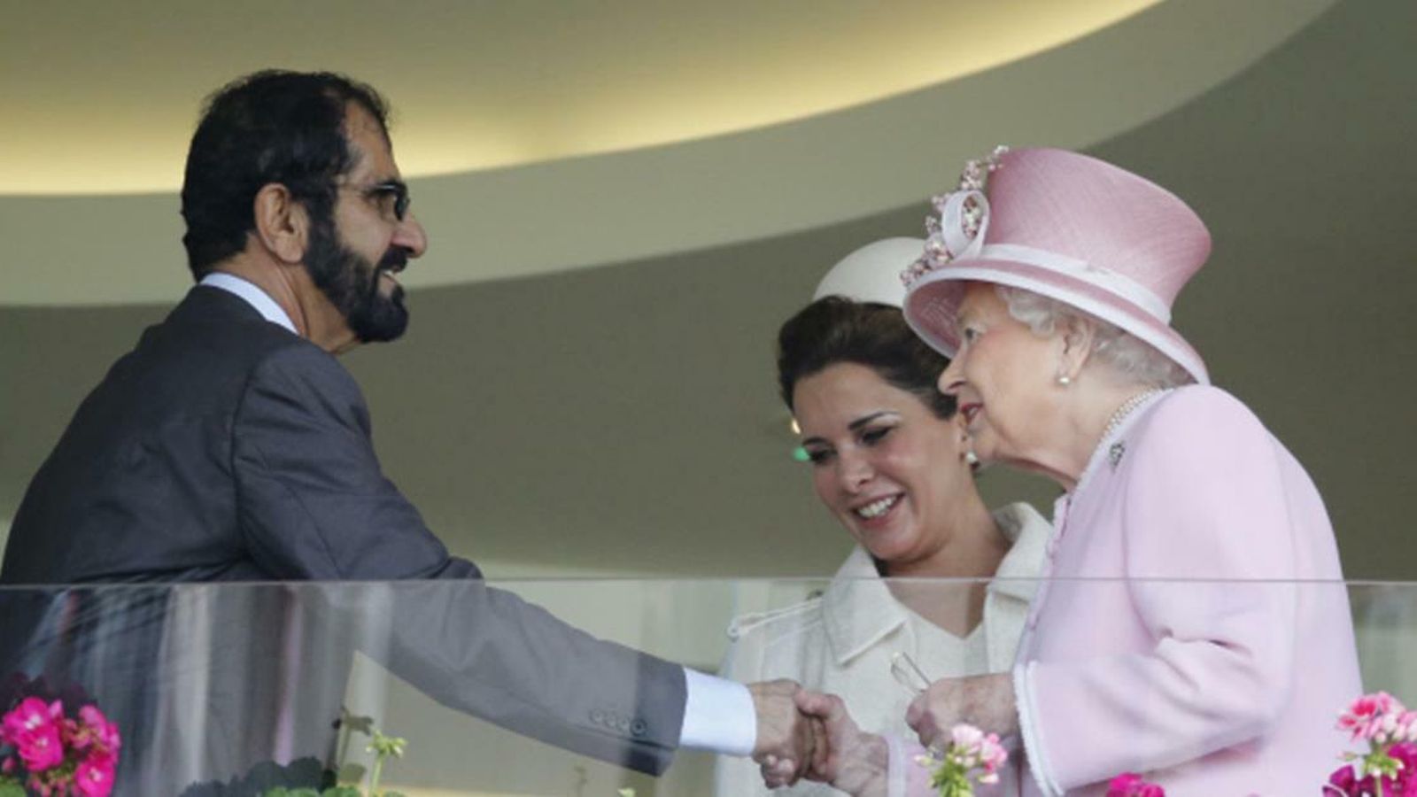 El emir de Dubai saluda a Isabel II en Ascot, ante la presencia de Haya.